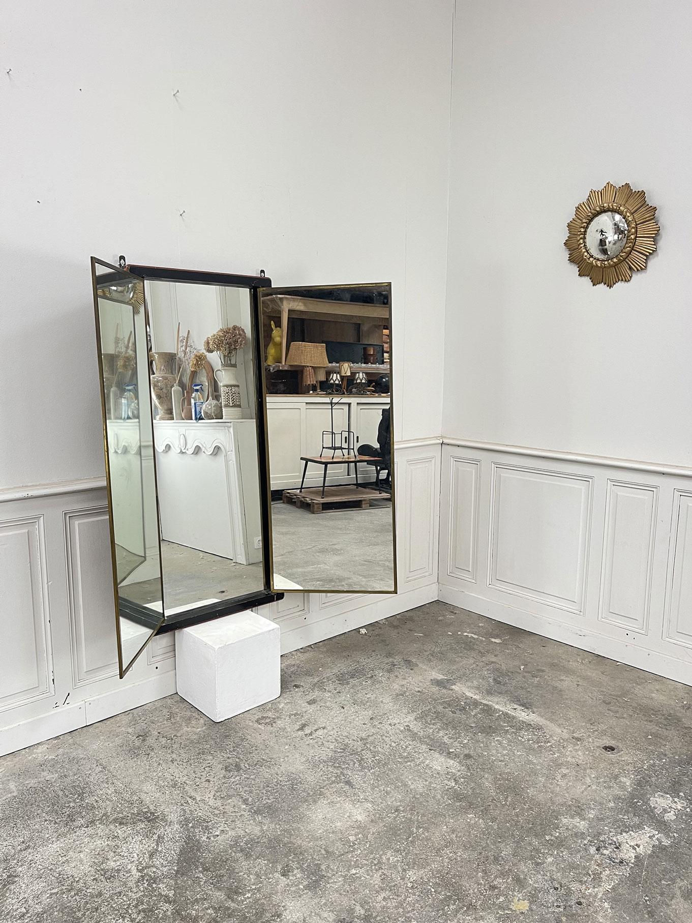 La Maison française Brot existe depuis la fin du 19ème siècle.
Inventeur du miroir triptyque, Brot fut miroitier du roi Charles X. Ce modèle iconique est ici revisité en 1900 avec un usage précis : toutes les facettes servaient au tailleur à