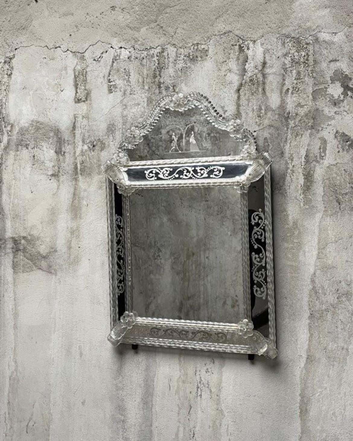 Superbe miroir Vénitien en verre de Murano gravé et pampilles attachées à décor de personnages sous un arbre. 

Le miroir est en excellent état et date des années 1960. 
