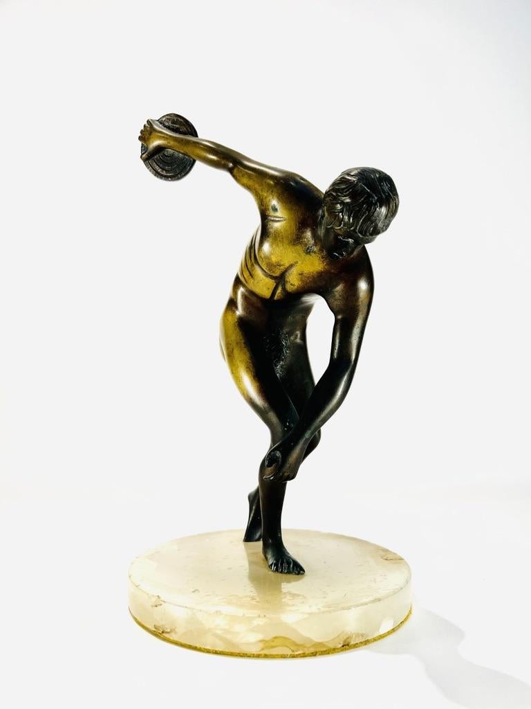 Style international reproduction italienne en bronze de Miron représentant Discobulo avec base en onyx en vente