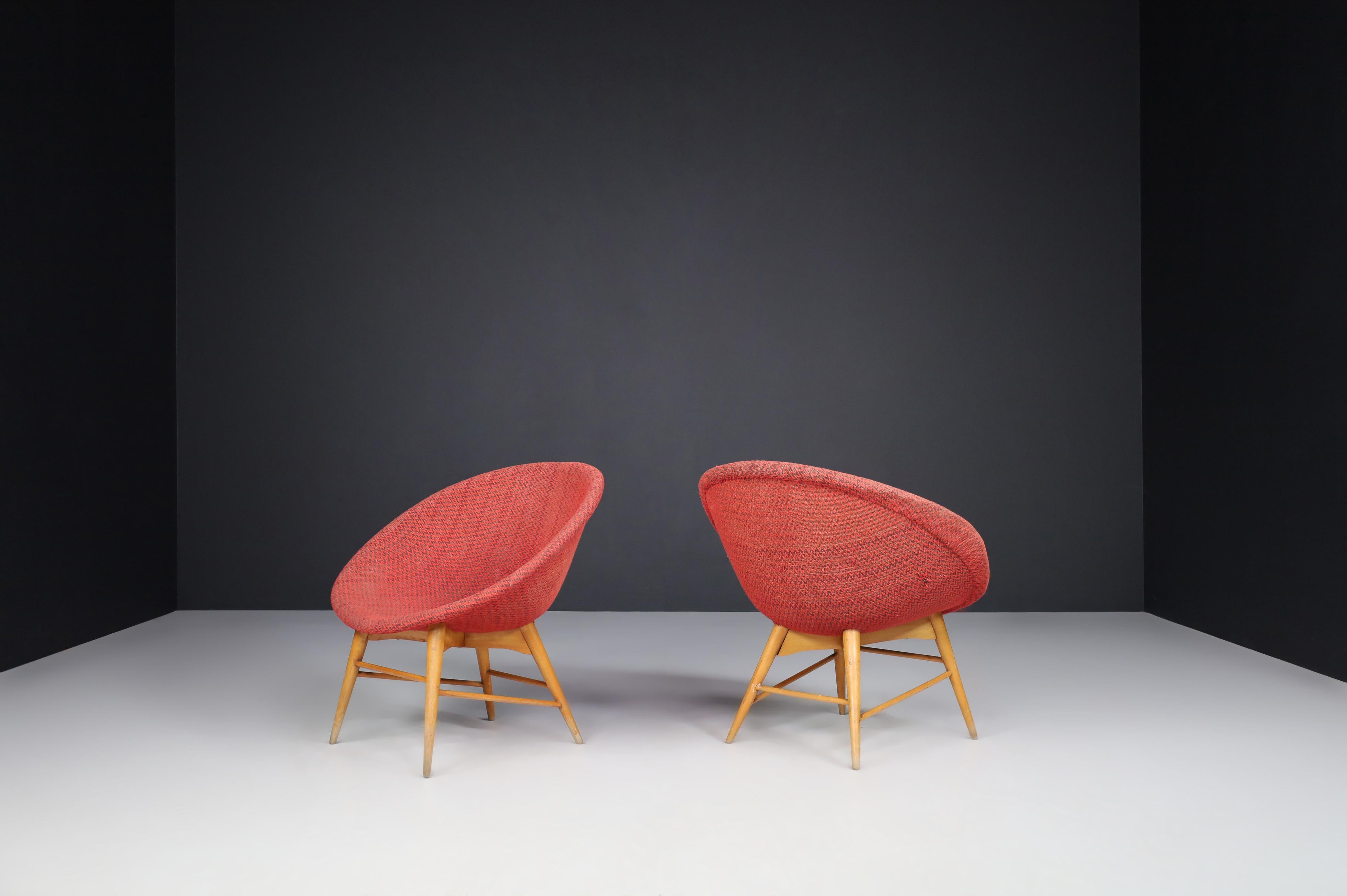 Miroslav Navratil easy chairs in original fabric, 1960.

Lovely set of two baskets chairs by Miroslav Navratil, manufactured in Czech by Cesky Nabytek circa 1960. These chairs have a beech plywood base and a fiberglass shell with original fabric