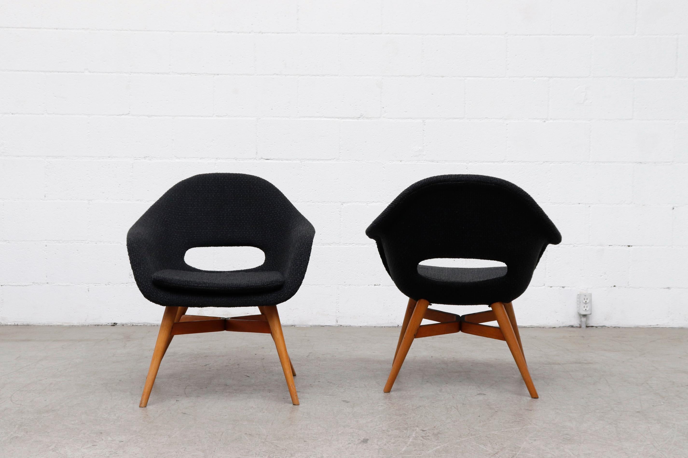 Mid-Century moderno Sedie da salotto a secchiello di Miroslav Navrátil per Vertex con tappezzeria nera in vendita