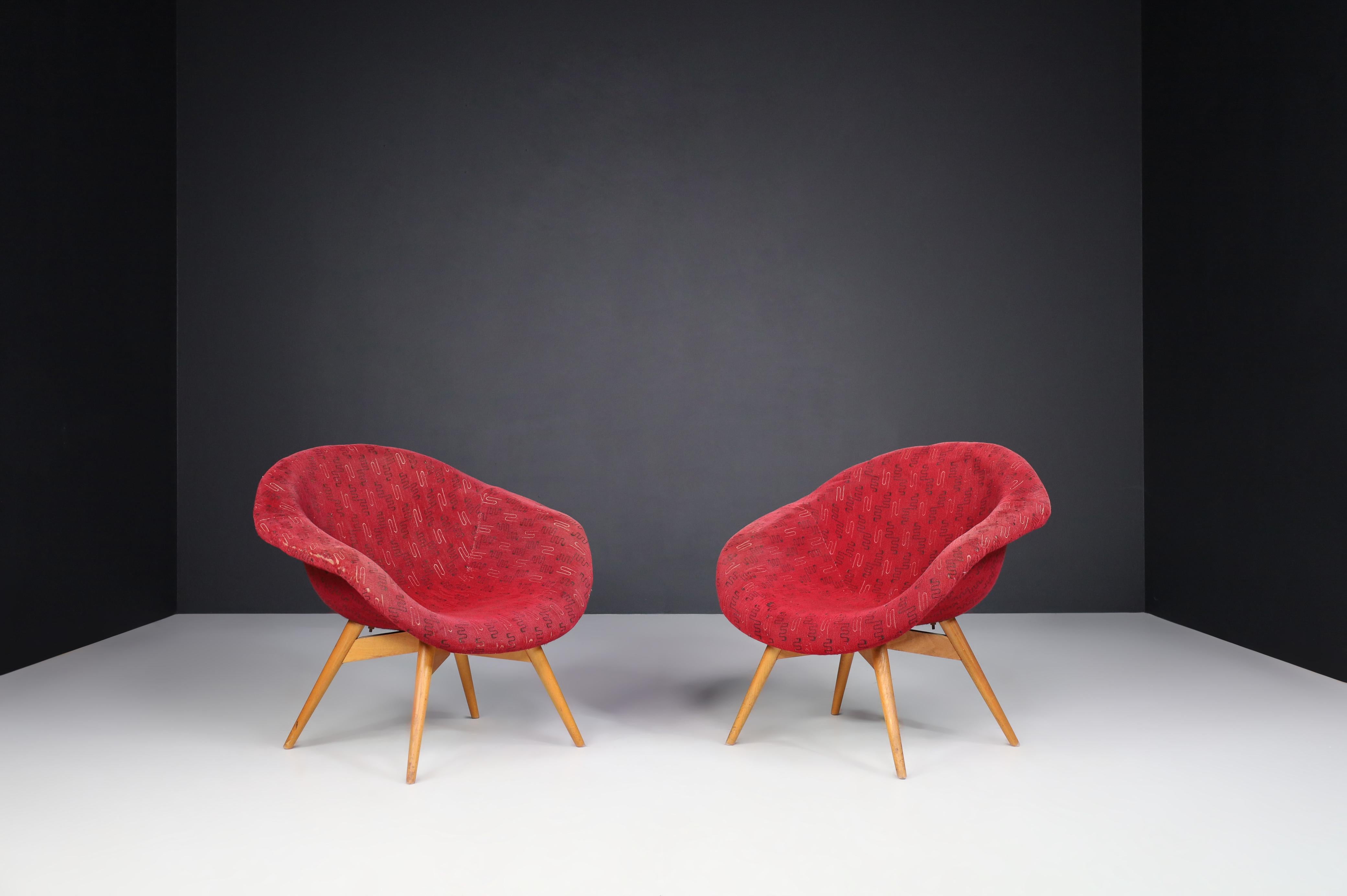 Fauteuils Miroslav Navratil en tissu original 1960.

Joli ensemble de deux fauteuils de Miroslav Navratil, fabriqués en République tchèque par Cesky Nabytek vers 1960. Ces chaises ont une base en contreplaqué de hêtre et une coque en fibre de verre