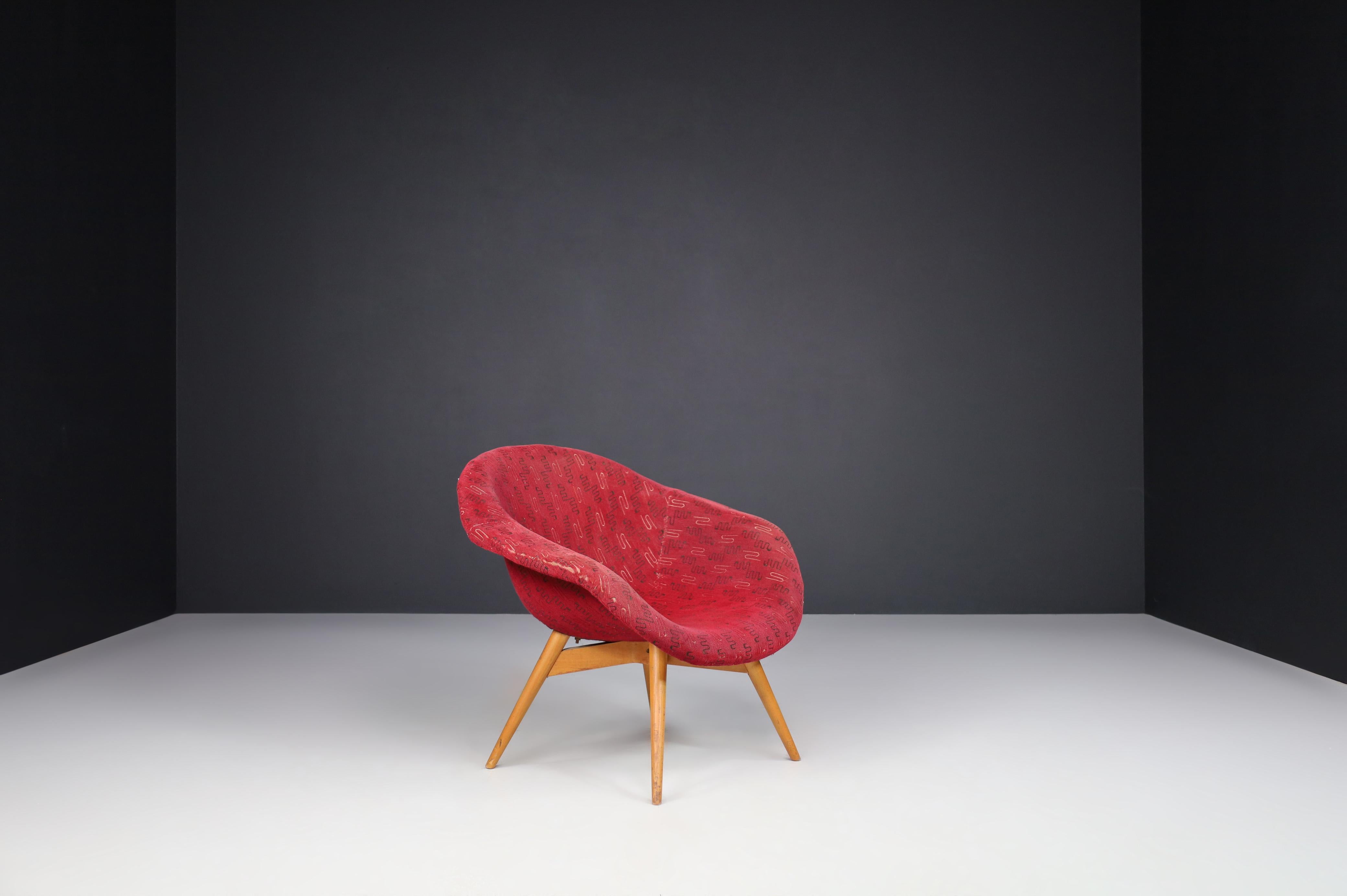 Miroslav Navratil Butterfly Chairs in Original Red Fabric, 1960 In Good Condition For Sale In Almelo, NL
