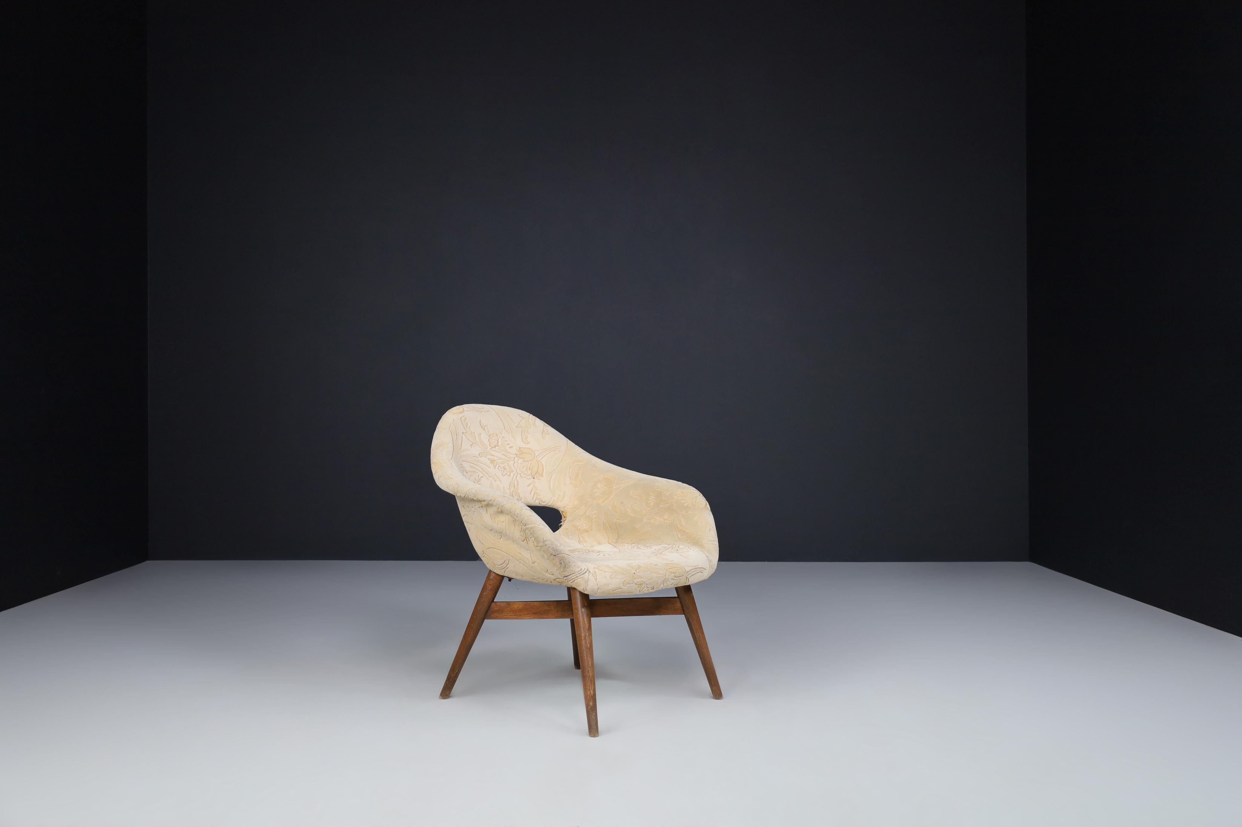 Miroslav Navratil easy chairs in original fabric 1960.

Lovely set of two easy chairs by Miroslav Navratil, manufactured in Czech by Cesky Nabytek circa 1960. These chairs have a brown beech plywood base and a fiberglass shell with original fabric