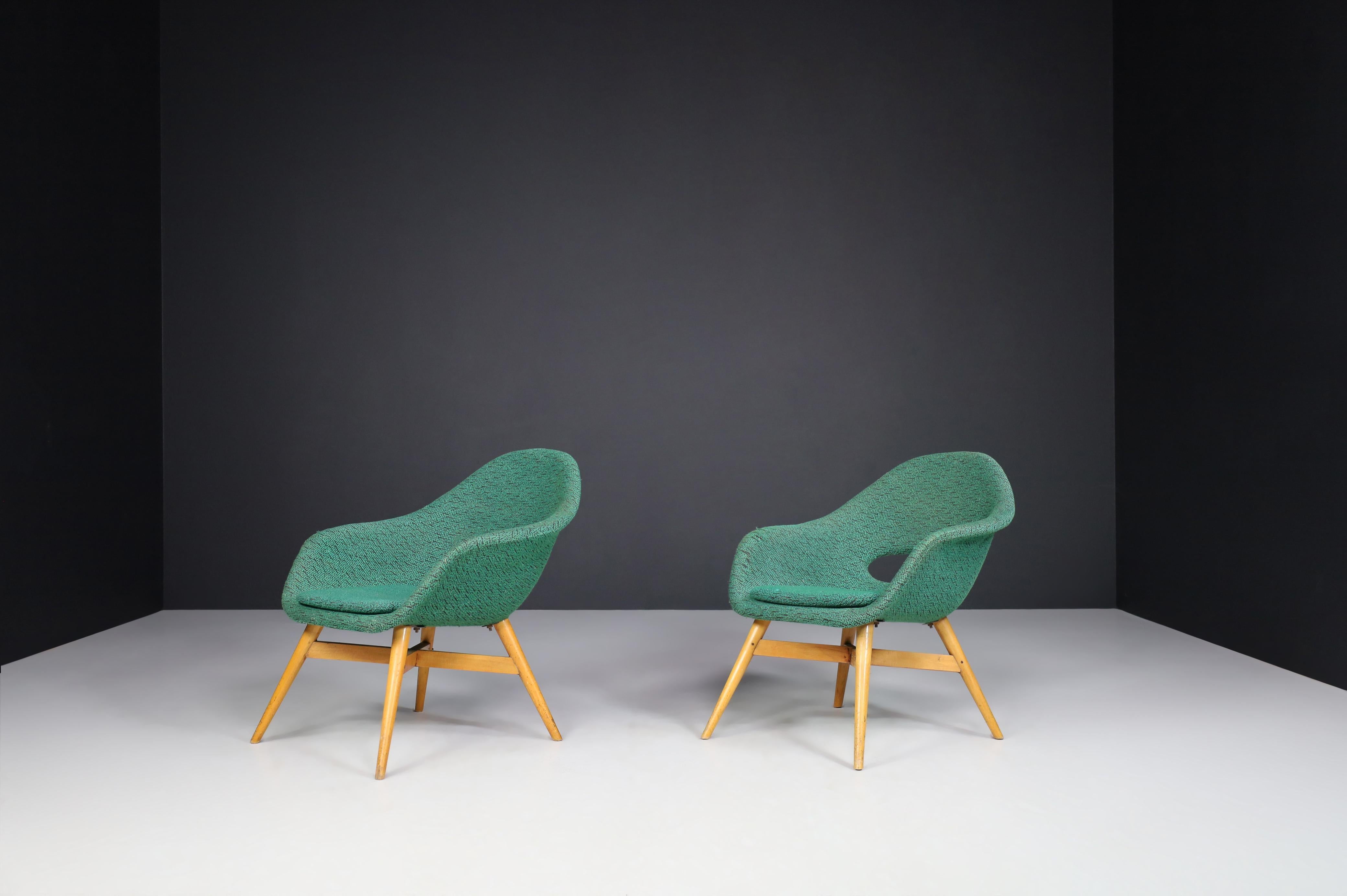 Navratil Easy Chairs mit grünem Original-Stoff, 1960.   im Angebot 3