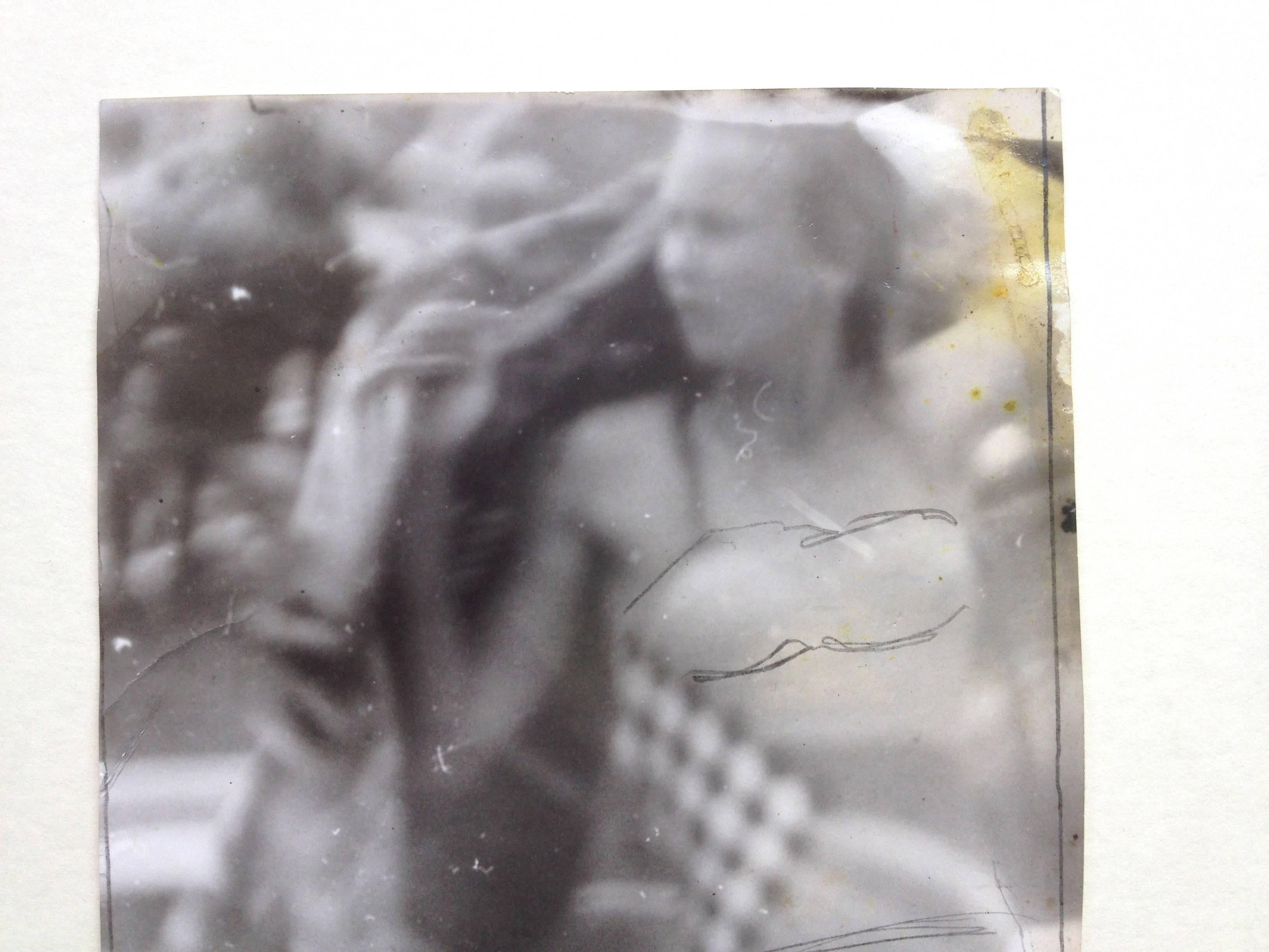 Original Miroslav Tichý s/w Fotografie. 
Frau im Bikini. 17,5cm x 10,5cm
Einzigartiger Vintage-Druck auf Papier mit einer Zeichnung des Künstlers.

Miroslav Tichý war ein Fotograf, der von den 1960er Jahren bis 1985 in seiner Heimatstadt Kyjov in