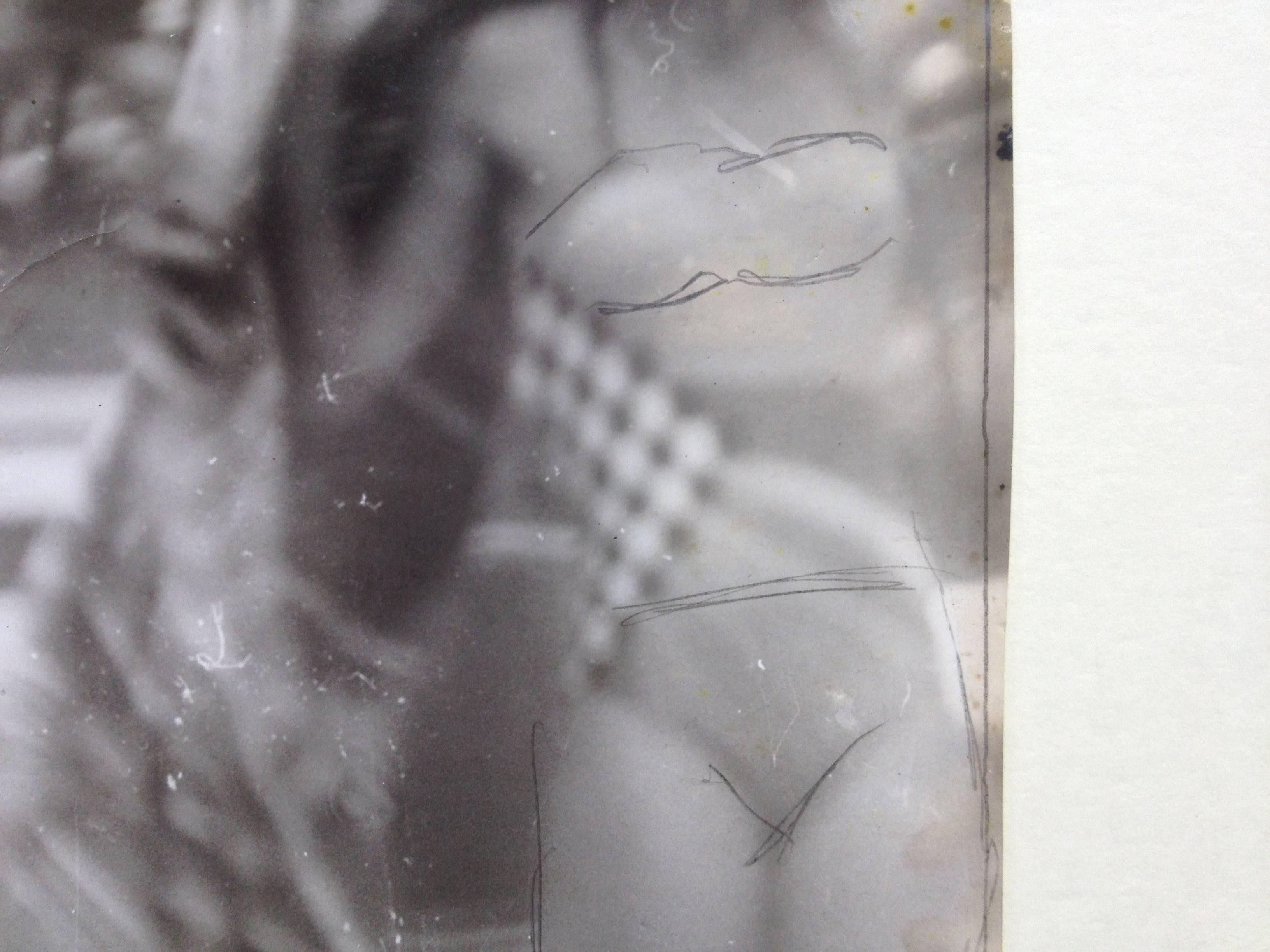 Original Miroslav Tichý s/w Fotografie. 
Frau im Bikini. 17,5cm x 10,5cm
Einzigartiger Vintage-Druck auf Papier mit einer Zeichnung des Künstlers.

Diese Arbeit war Teil eines Kunstaustauschs mit Roman Buxbaum und Stefanie Schneider. 

Miroslav