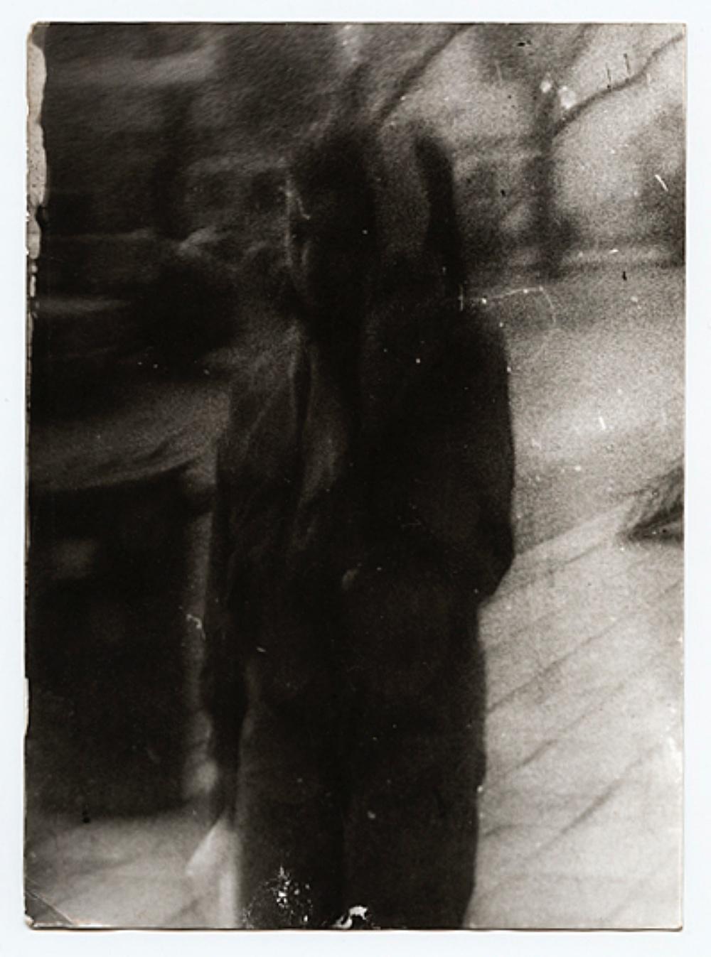 Miroslav Tichý (*1926, Tschechische Republik) 
Ohne Titel, MT Inv. Nr. 11-1-120 
Unbekannt, ca. 1970-1990
Silber-Gelatine-Druck 
Blatt 17,9 x 13 cm (7 x 5 1/8 in.)
Einzigartig
Nur drucken

Tichý, der die Fotografie praktisch von Grund auf neu