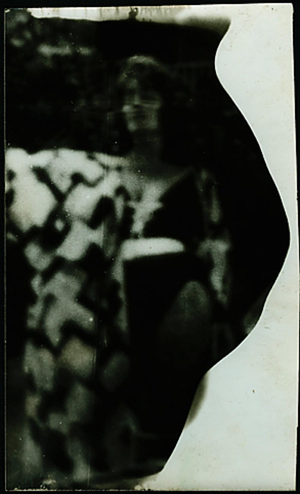 Miroslav Tichý (*1926, République tchèque) 
Sans titre, MT Inv. Non 7-6-88 
Inconnu, ca. 1970-1990
Tirage à la gélatine argentique 
Feuille 17 x 10,3 cm (6 3/4 x 4 in.)
Unique en son genre
Imprimer seulement

Tichý, qui réinvente pratiquement la