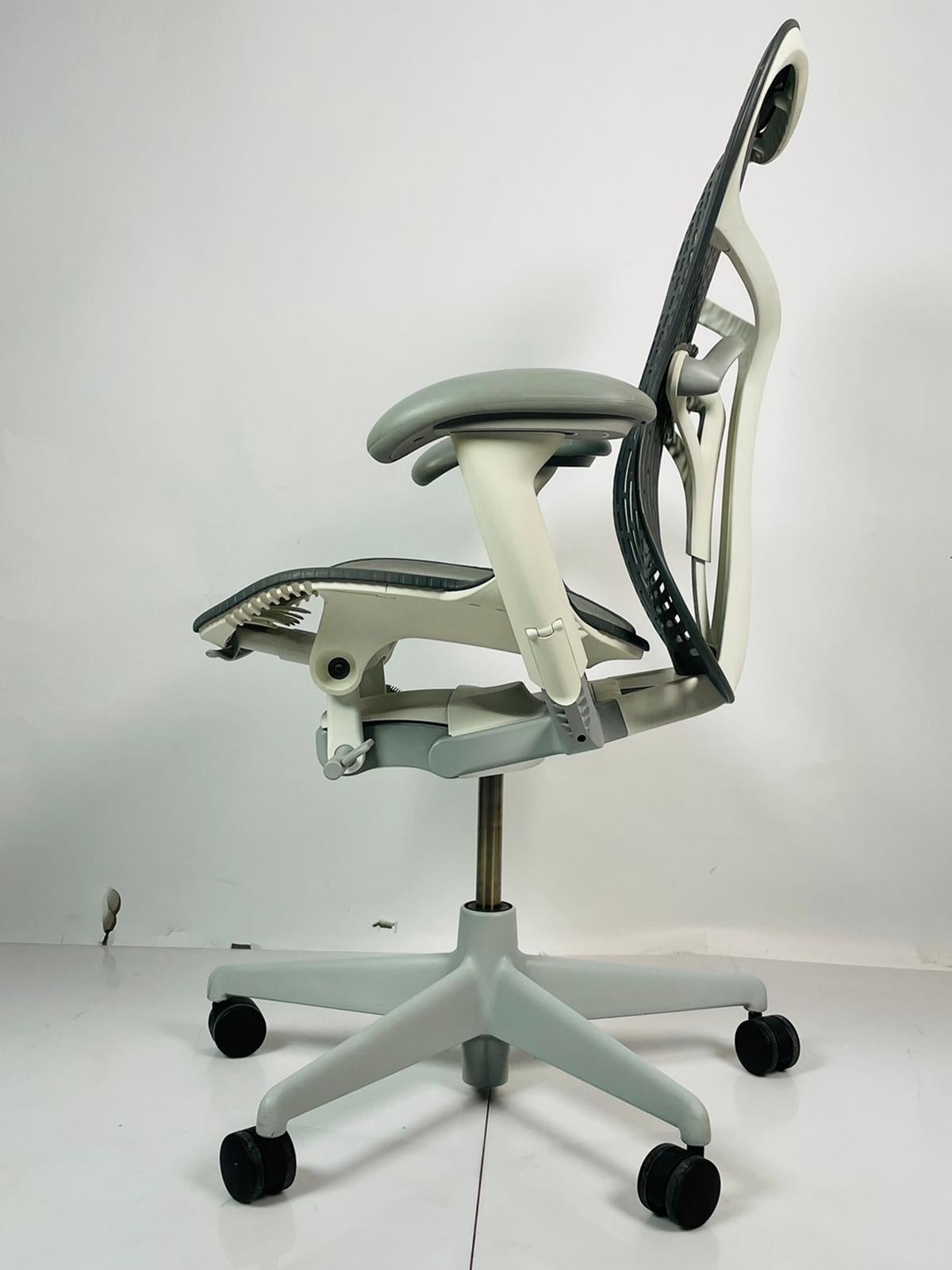 Introducing the Mirra 2 Office Chair by Studio 7.5 for Herman Miller, the perfect blend of comfort, style, and functionality. Made in the USA in 2015, this gray office chair is a must-have for any modern workspace. Equipped with wheels for easy