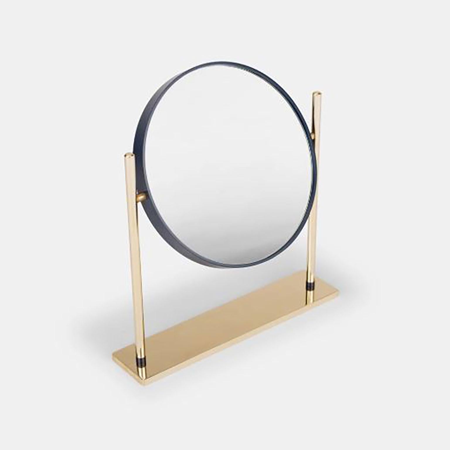 Mirro entworfen von Federica Biasi für Mingardo. Mirrò ist ein kleiner Tisch- und Badezimmerspiegel, ein raffiniertes Objekt, das seine Integrität durch seine Abmessungen und die Farbe des Bandes, das den Spiegel umgibt, offenbart. Die Wahl der