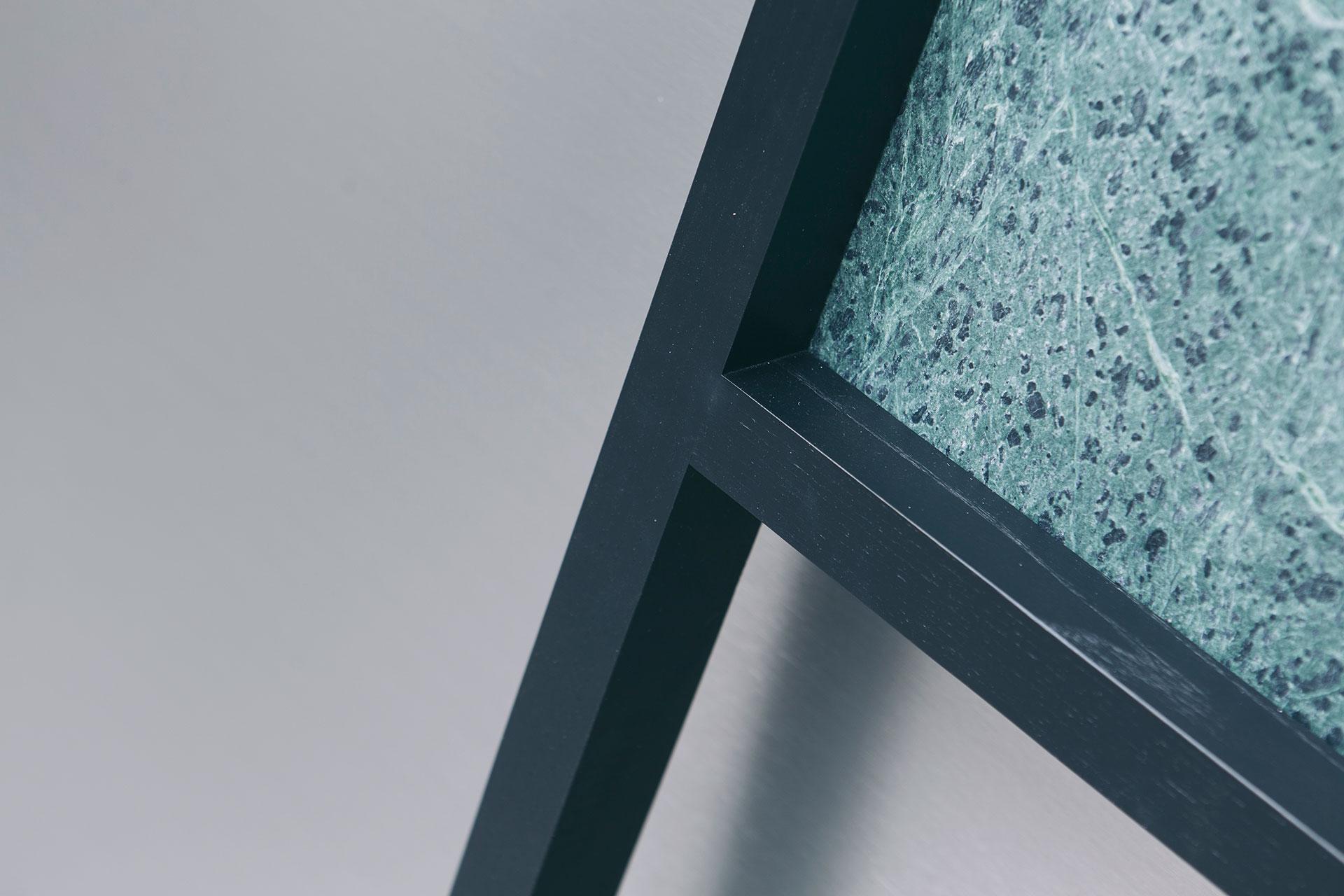 Lo specchio 01.1 è uno specchio con cornice. Le tre parti definite dalla struttura vengono riempite in modo diverso, in base alle preferenze del proprietario che può scegliere tra superfici riflettenti, materiali decorativi e spazi vuoti. Questo