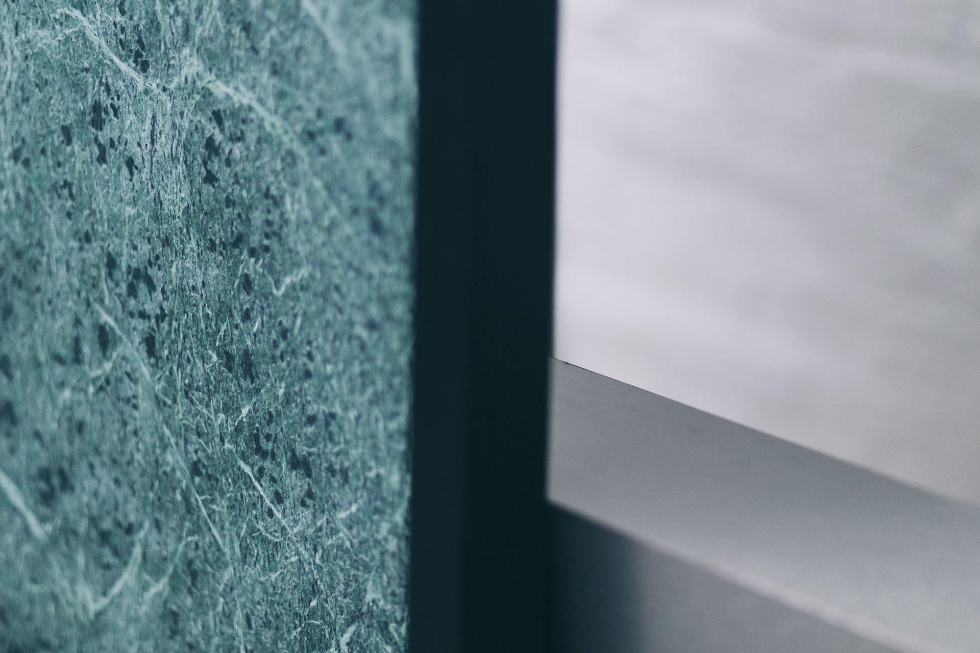 Mordenzato Specchio moderno e contemporaneo con marmo, personalizzabile, design belga by barh in vendita
