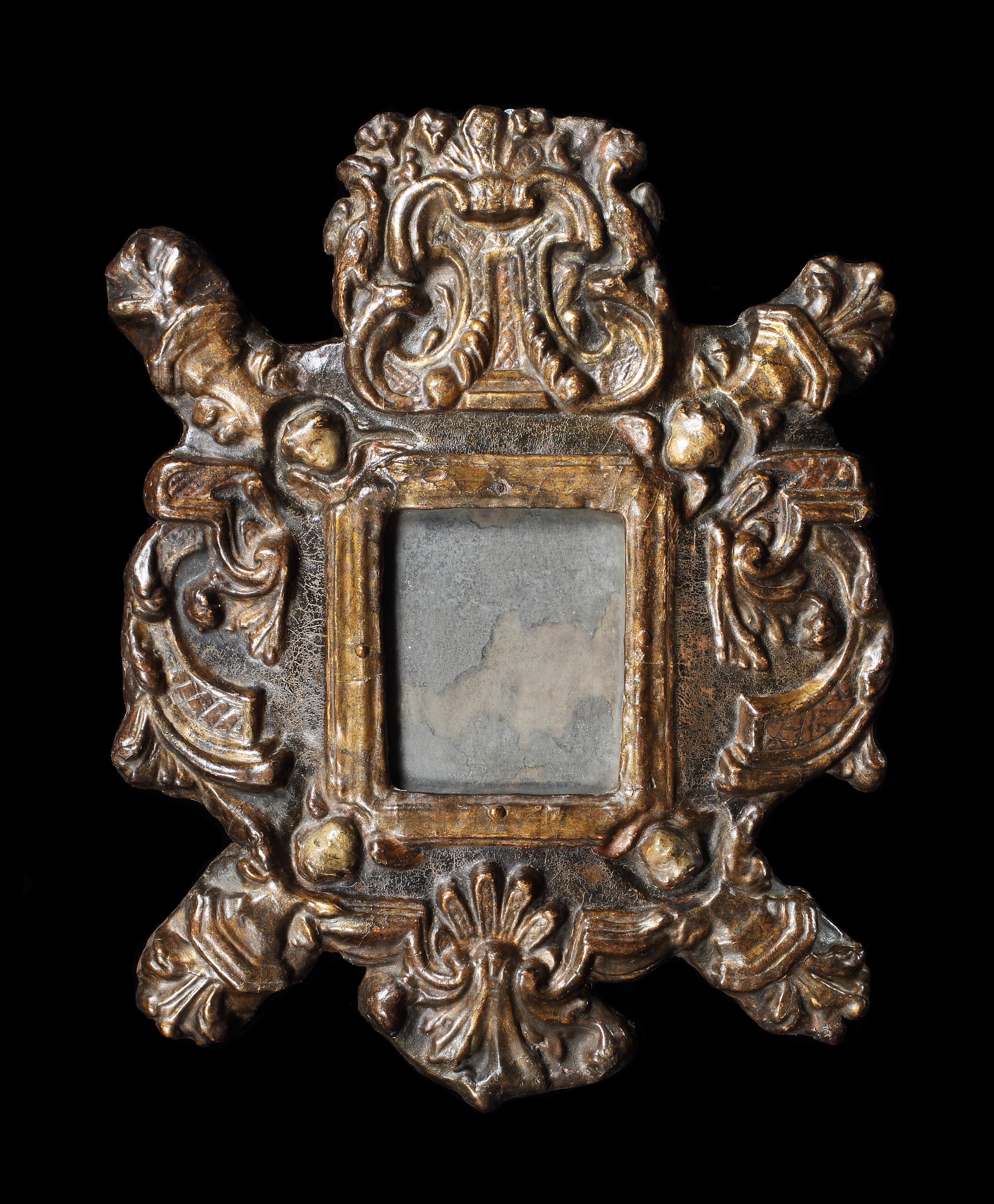 Dieser bezaubernde kleine Spiegel ist in einem außergewöhnlichen Zustand mit seiner ursprünglichen Vergoldung und Spiegelplatte erhalten geblieben, was sehr ungewöhnlich ist, insbesondere für ein Stück, das aus einem empfindlichen Medium wie