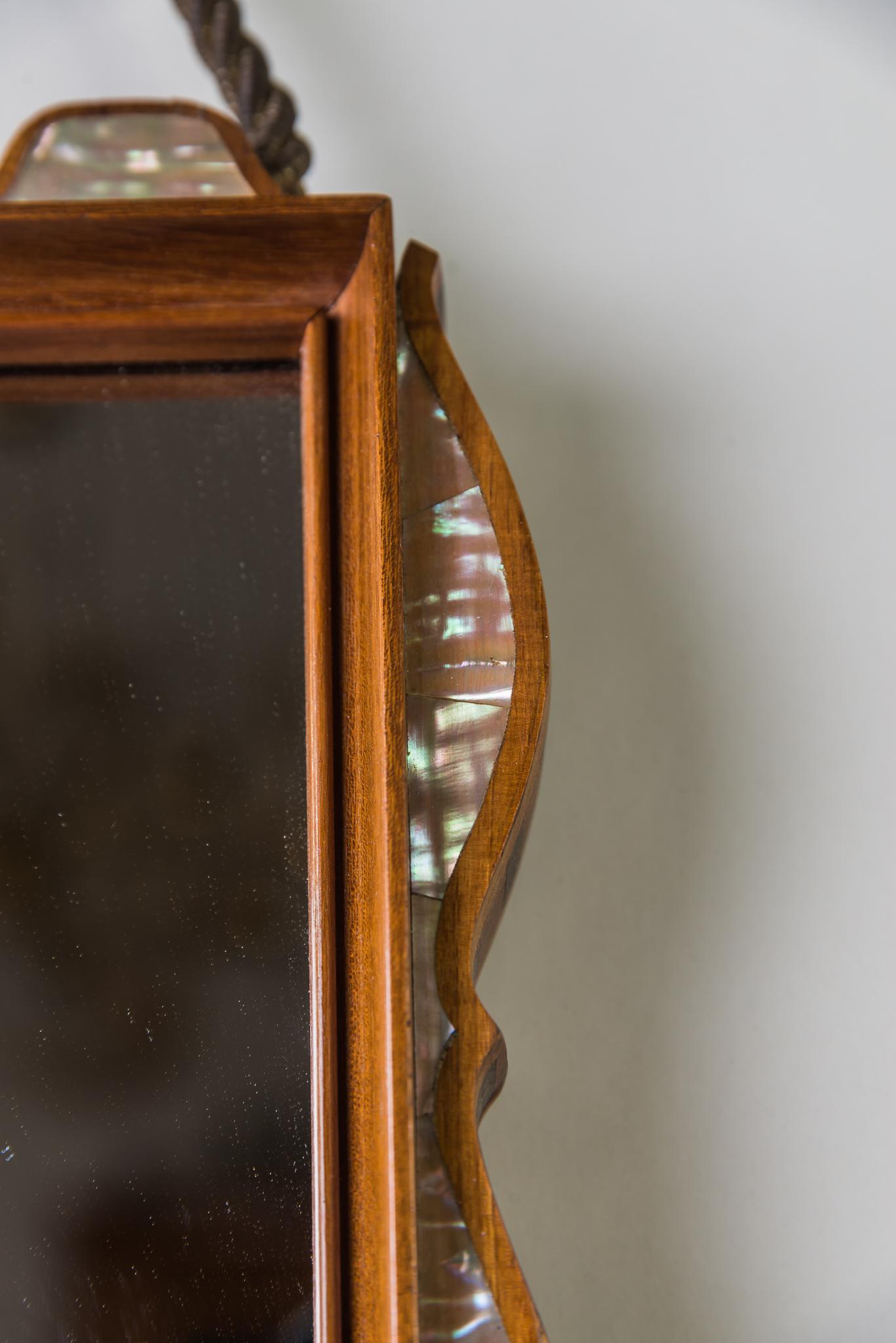 Specchio 1960 in legno di noce con intarsi in madreperla in vendita 3