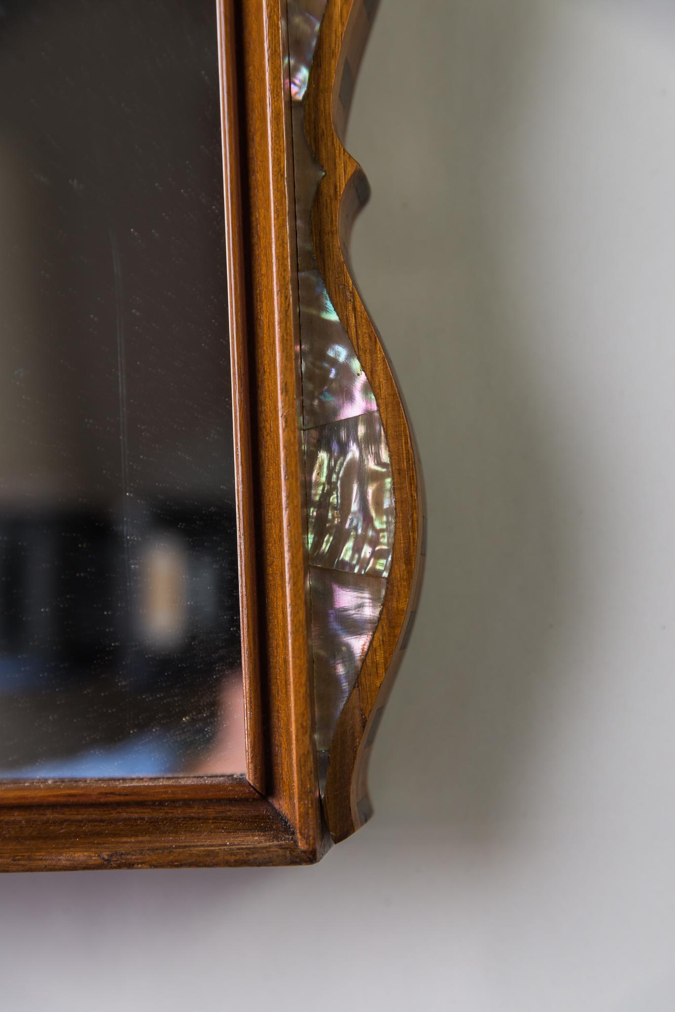 Specchio 1960 in legno di noce con intarsi in madreperla in vendita 5