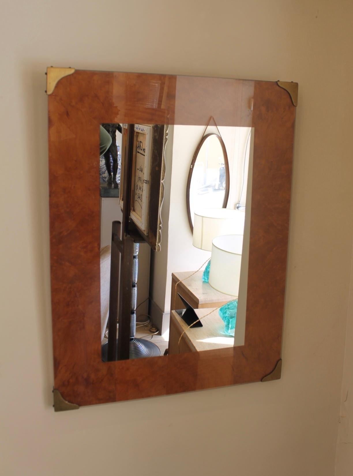 Miroir rectangulaire en érable moucheté des années 1970 dans le style de Willy Rizzo. Au centre, un miroir. Quatre en laiton.

Belle réalisation. Très bien au-dessus d'une commode ou d'une console.