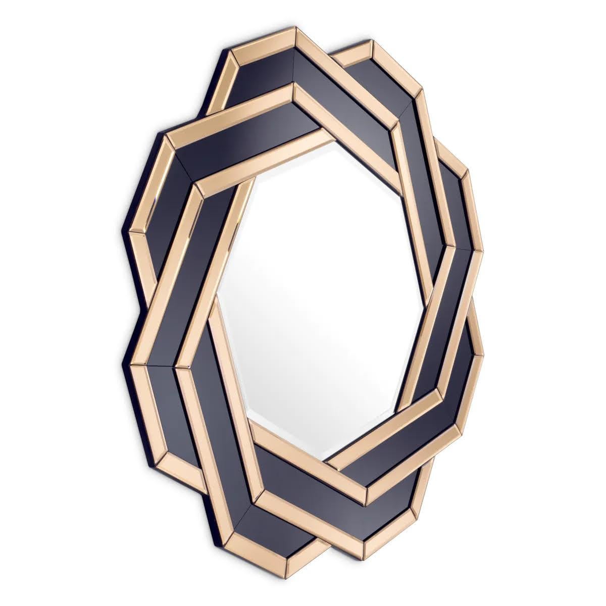 Aporta un toque de glamour de los años 20 a tu interior con este lujoso espejo.

Fabricado por hábiles artesanos, este atractivo espejo presenta un seductor diseño en cristal ámbar y negro. Con su aspecto entrelazado, la montura crea una estética