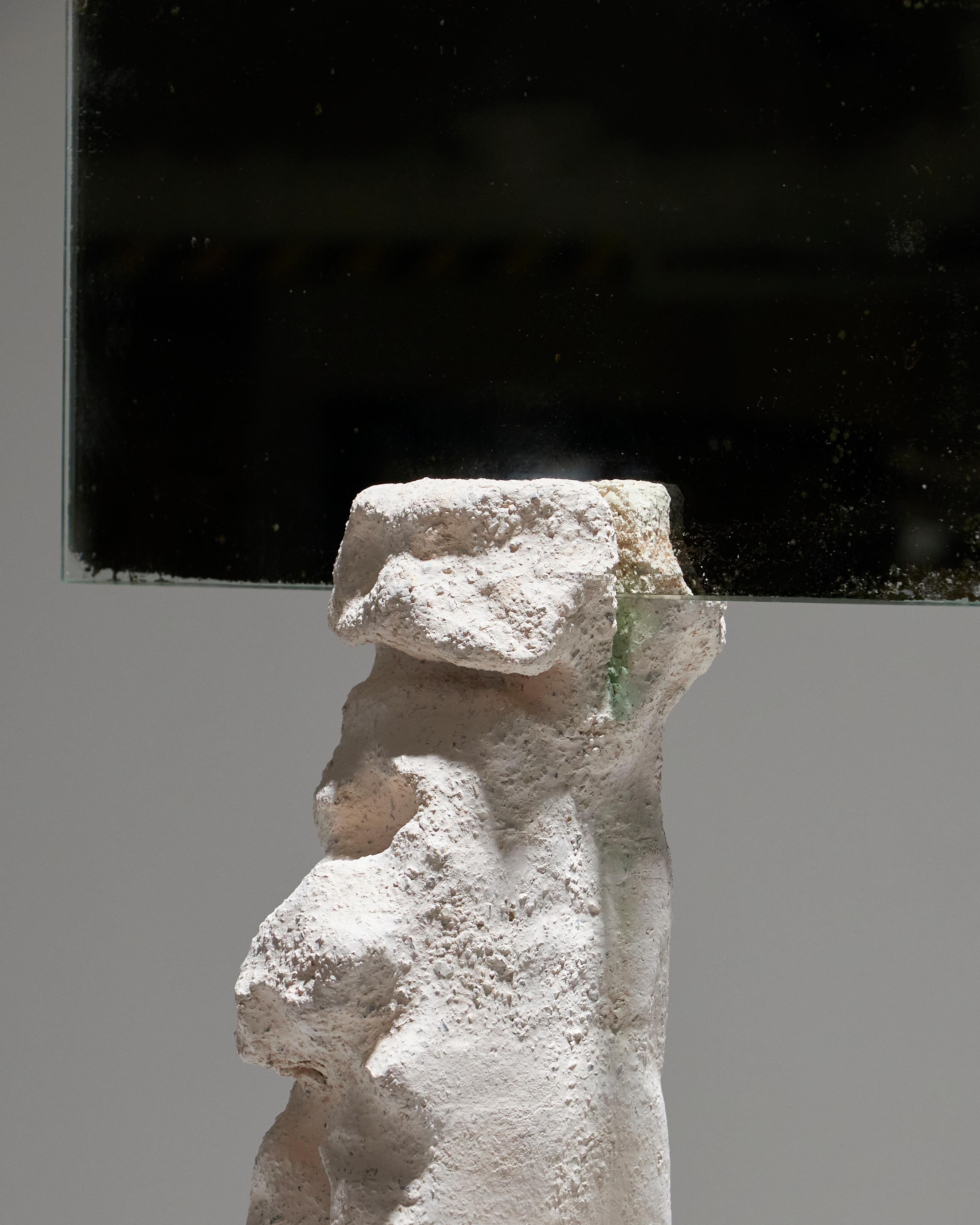 Mirror sculpture in clay by ceramic artist Suzie Lapierre d'Argy. This unique piece rests on a free-form clay base into which a rectangular mirror is inserted.
With ‘Forma’, Suzie Lapierre d'Argy creates unique, hand-crafted pieces that combine the
