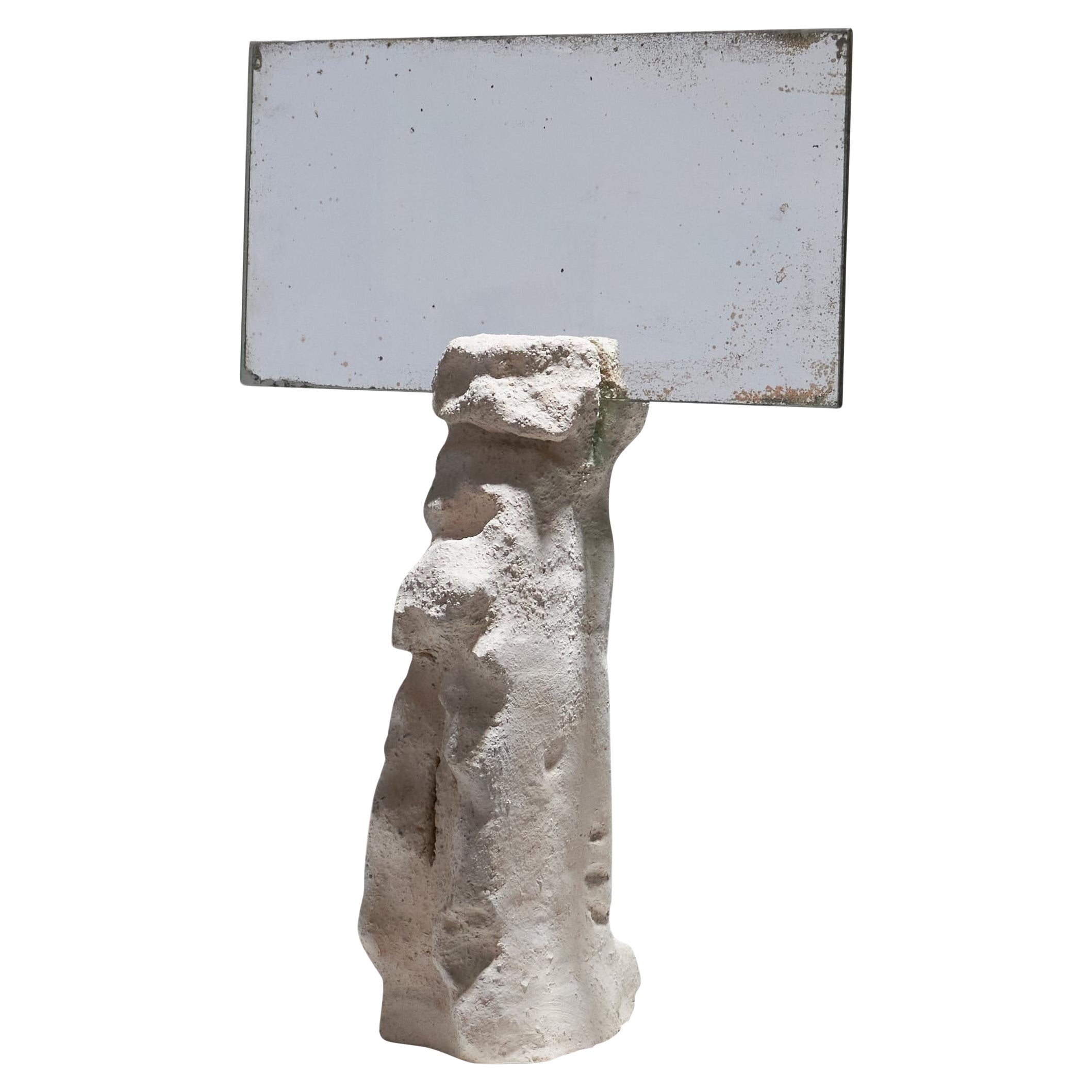 Spiegel und Tonskulptur im Angebot