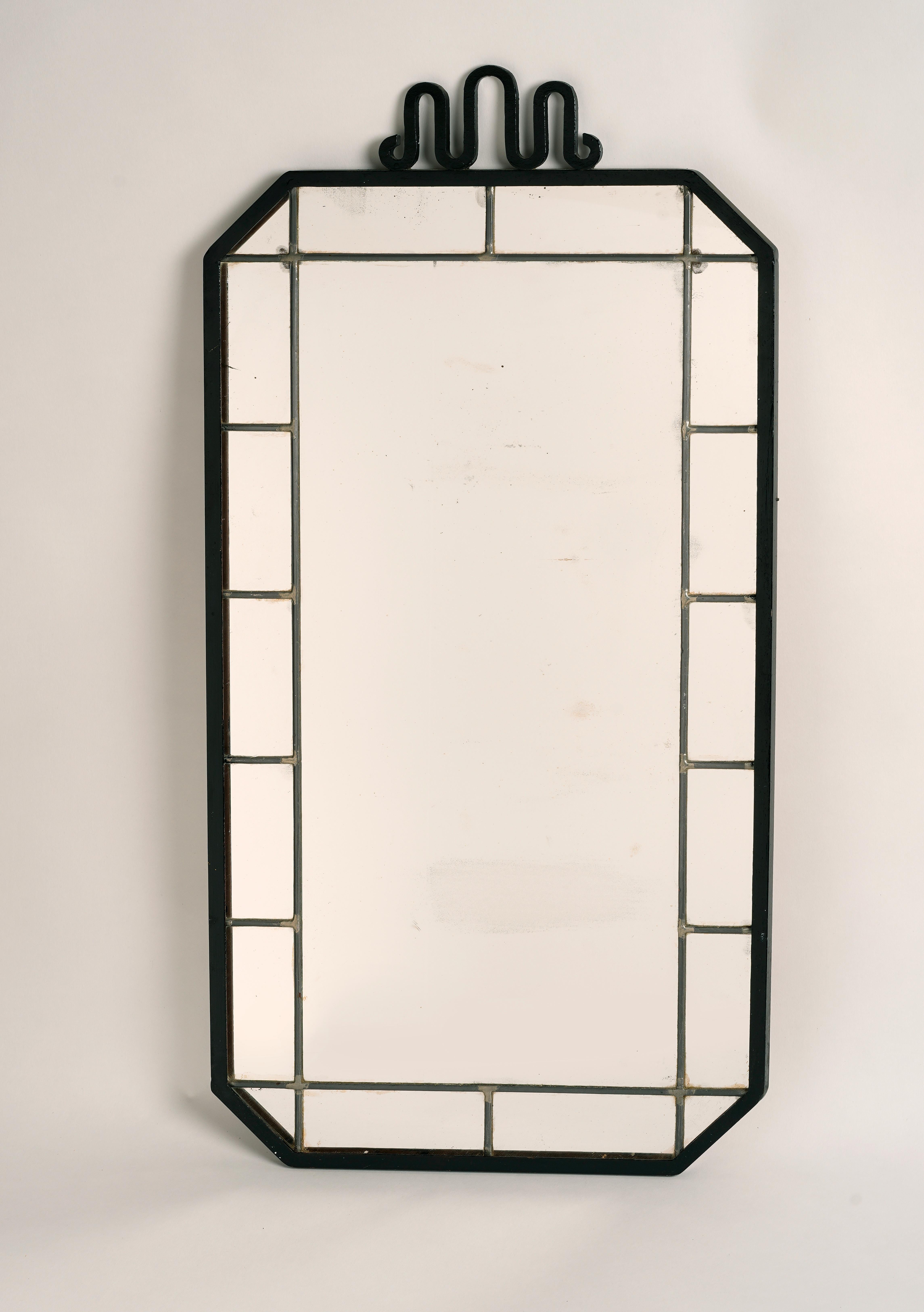 Seltener schwedischer Grace / Art Deco Spiegel aus den 1930er Jahren, der Arvid Böhlmarks zugeschrieben wird.

Patiniertes Schmiedeeisen mit Spiegelglas.

Guter Zustand. Spiegelglas gealtert mit Flecken, einige Kratzer auf der Oberfläche und