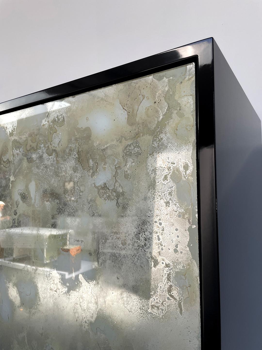 Moderner Spiegel-Barschrank mit schwarzem Lack und Selenitgriffen von Ercole Home (amerikanisch) im Angebot