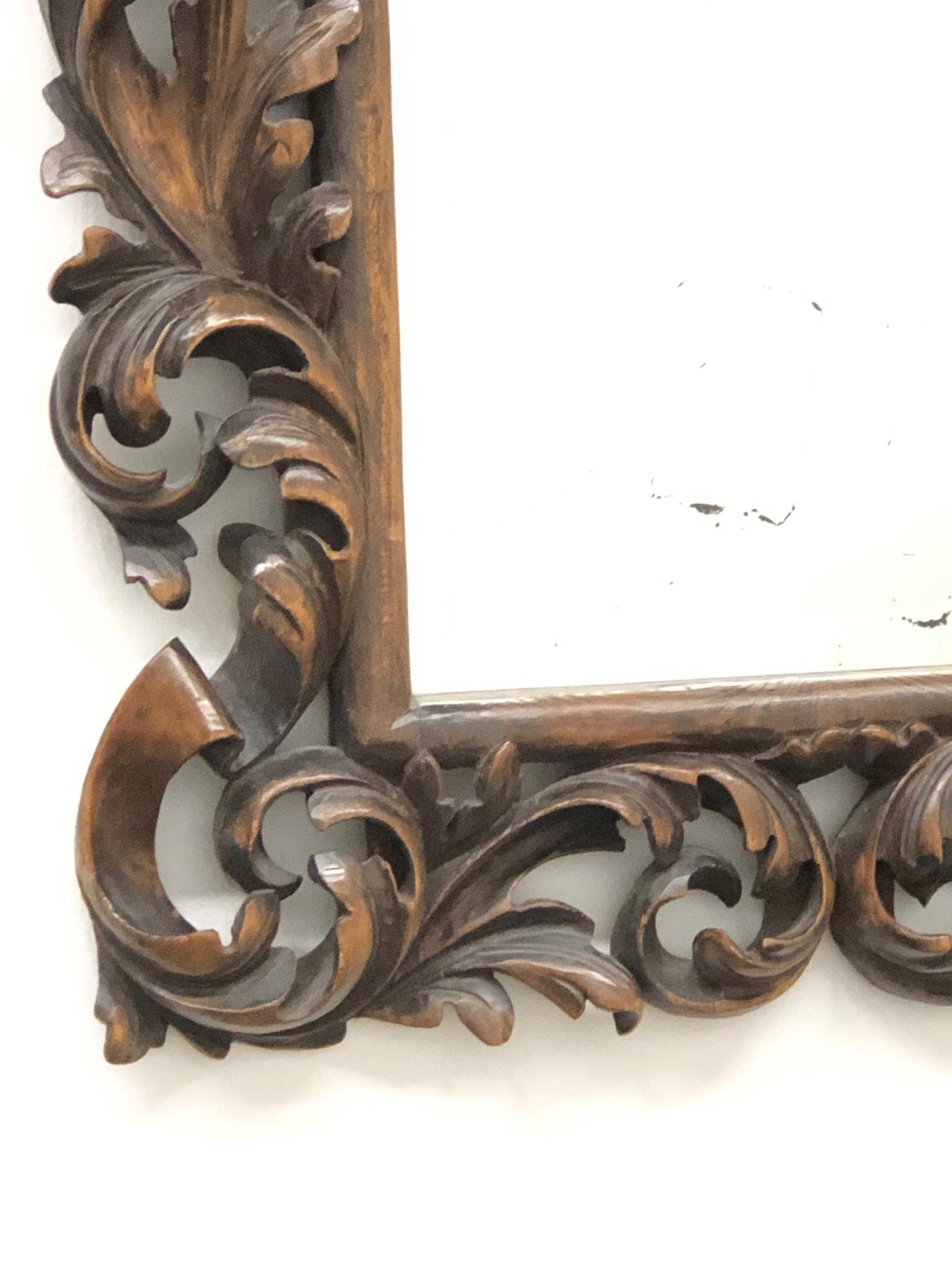 Wunderschöner Schwarzwälder Brienzer Holzschnitzspiegel. Der Holzrahmen umgibt einen Glasspiegel. Hergestellt in Deutschland in den 1860er Jahren oder älter. Spiegel mit einigen blinden Flecken:: auch einige alte Reparaturen auf dem Holz:: aber das