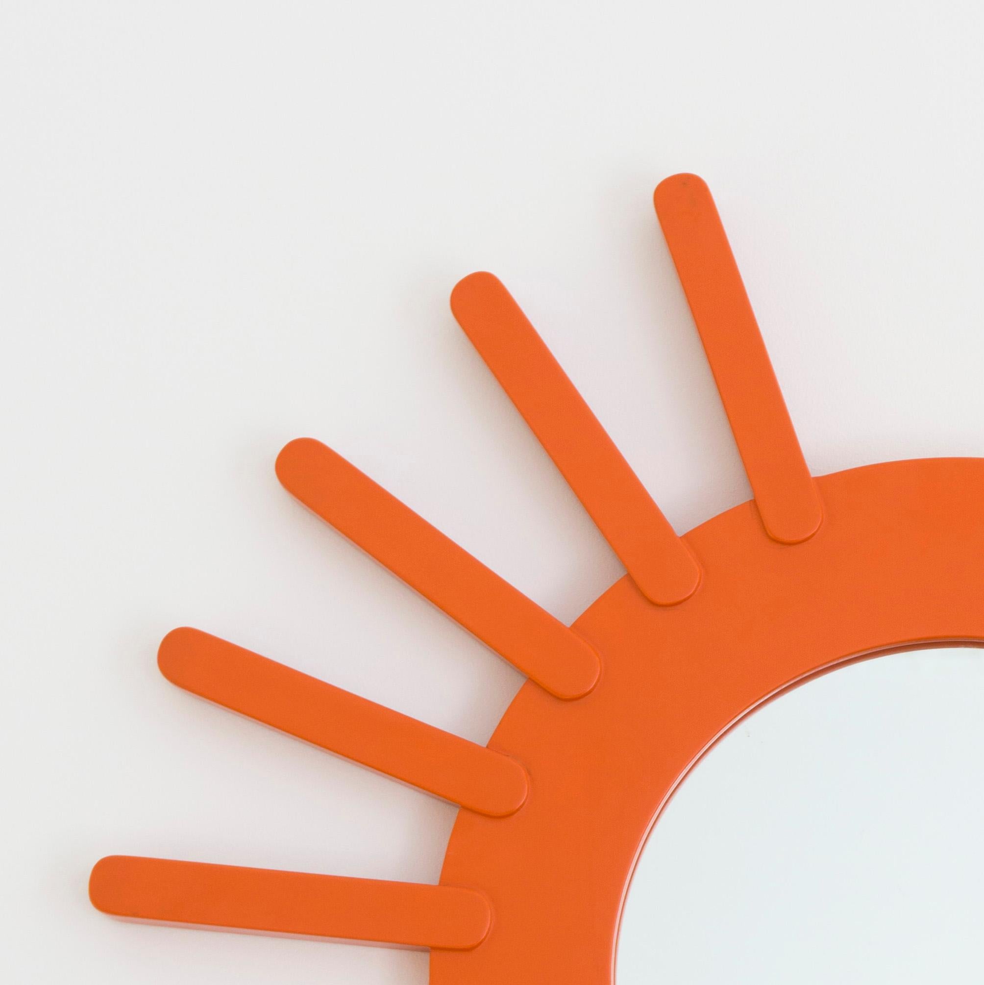 Ce miroir du designer italien Albert Leclerc a été conçu pour Poltronova. Il est fabriqué en bois laqué rouge-orange.