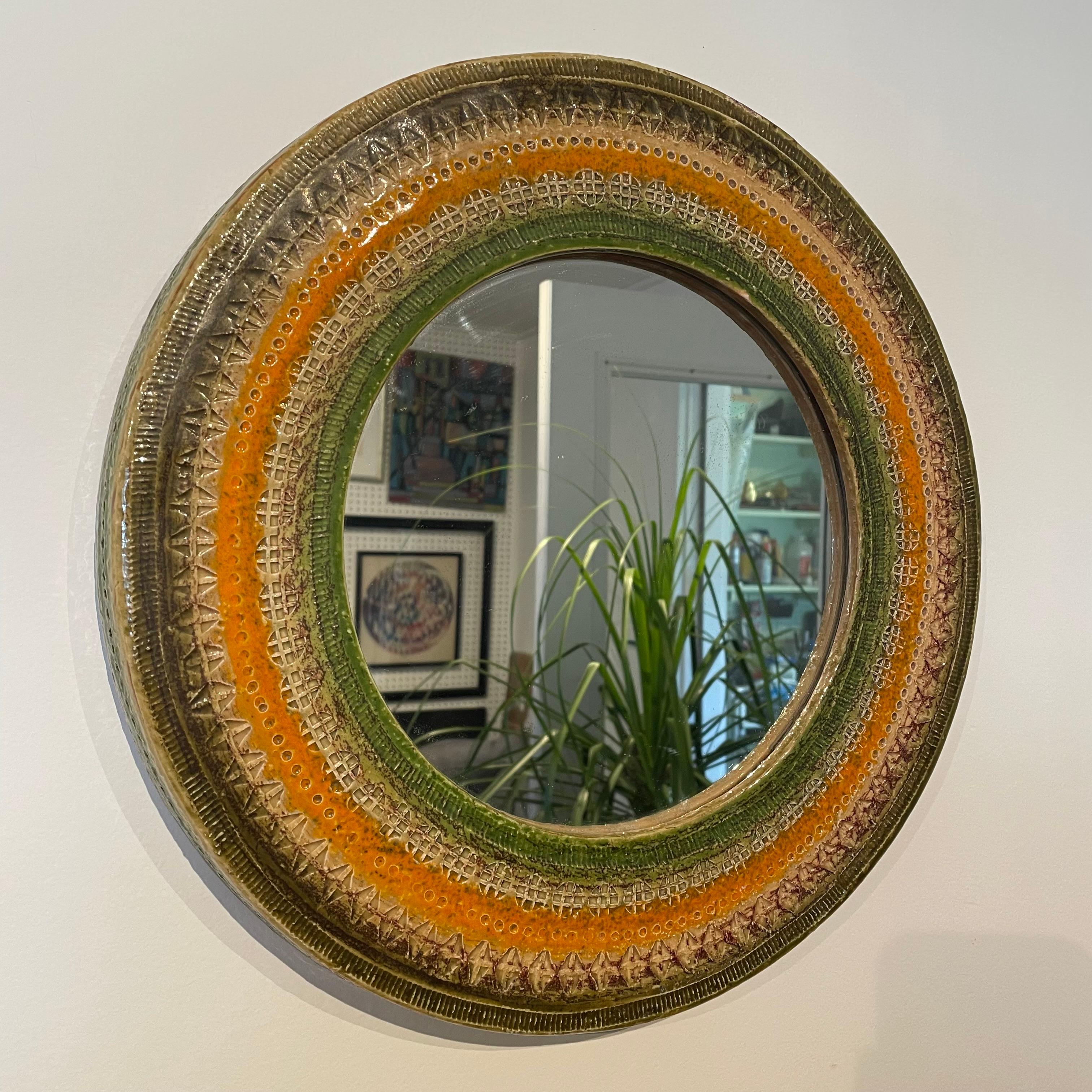 Miroir rond en céramique du milieu du siècle, conçu par Aldo Londi pour Bitossi.
Fabriqué en Italie, vers 1960.
Le miroir est orné du motif emblématique de Londi dans une combinaison inhabituelle de couleurs vertes, orange et brunes.
Crochet au