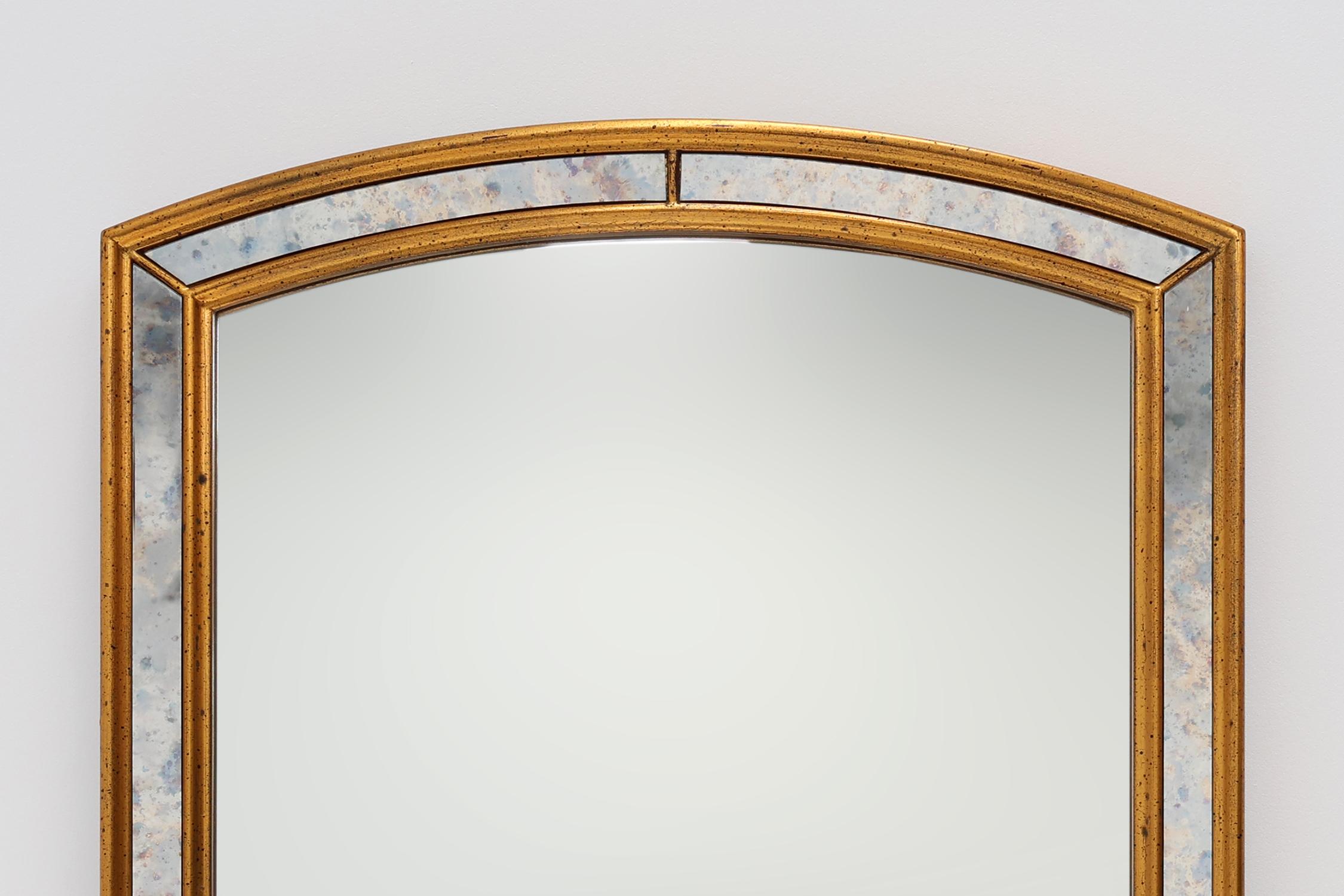Belgien / 1970 / Spiegel / Deknudt / Holz / Mitte des Jahrhunderts / Vintage / Regentschaft / Barock

Eleganter goldfarbener Deknudt-Spiegel mit marmorierten Fumé-Glas-Seitenteilen und einem vergoldeten Holzrahmen. Dieser ganz im klassischen