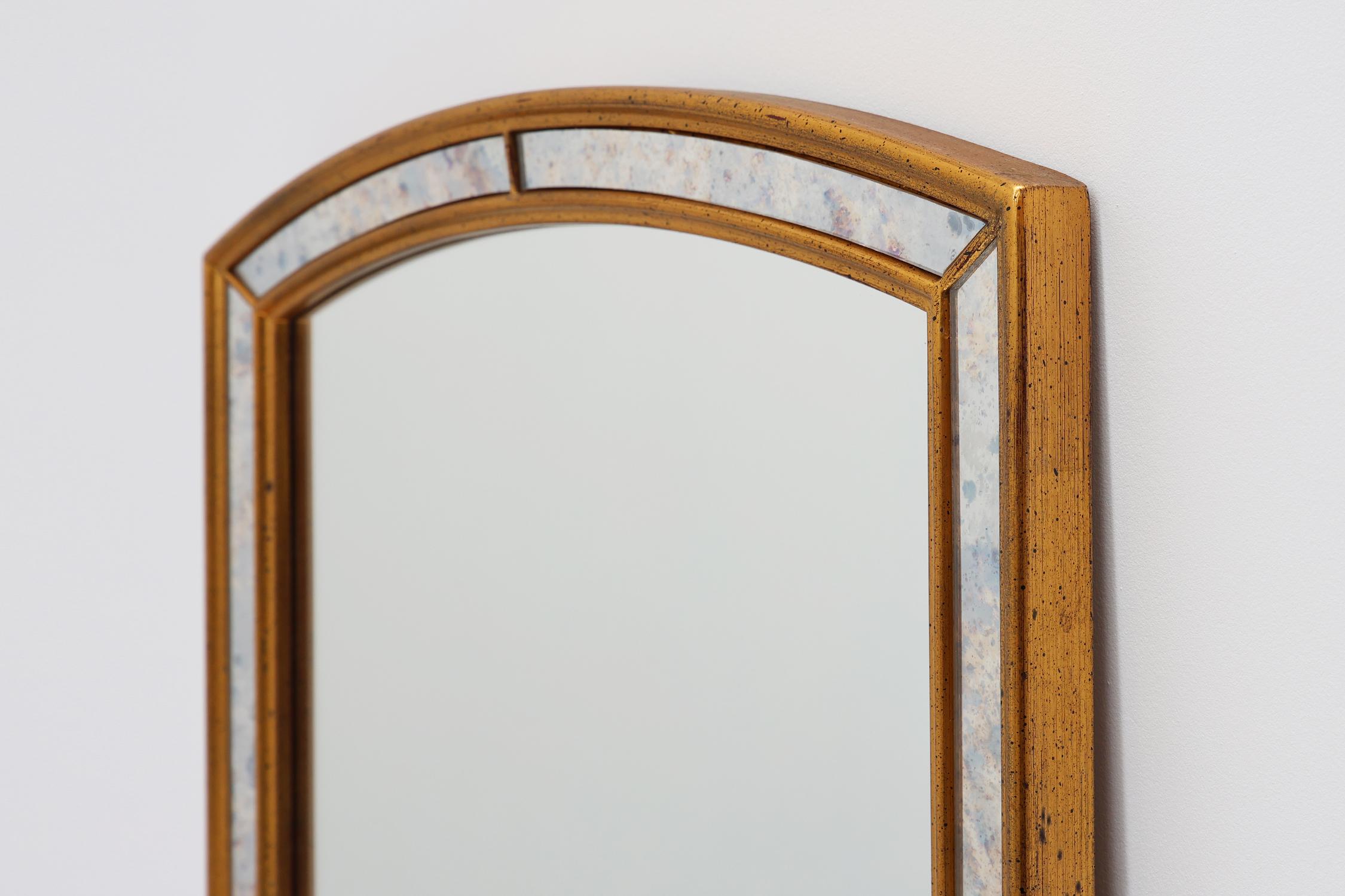 Spiegel von Deknudt mit Seitenteilen aus marmoriertem Rauchglas in vergoldetem Holzrahmen (Moderne der Mitte des Jahrhunderts) im Angebot