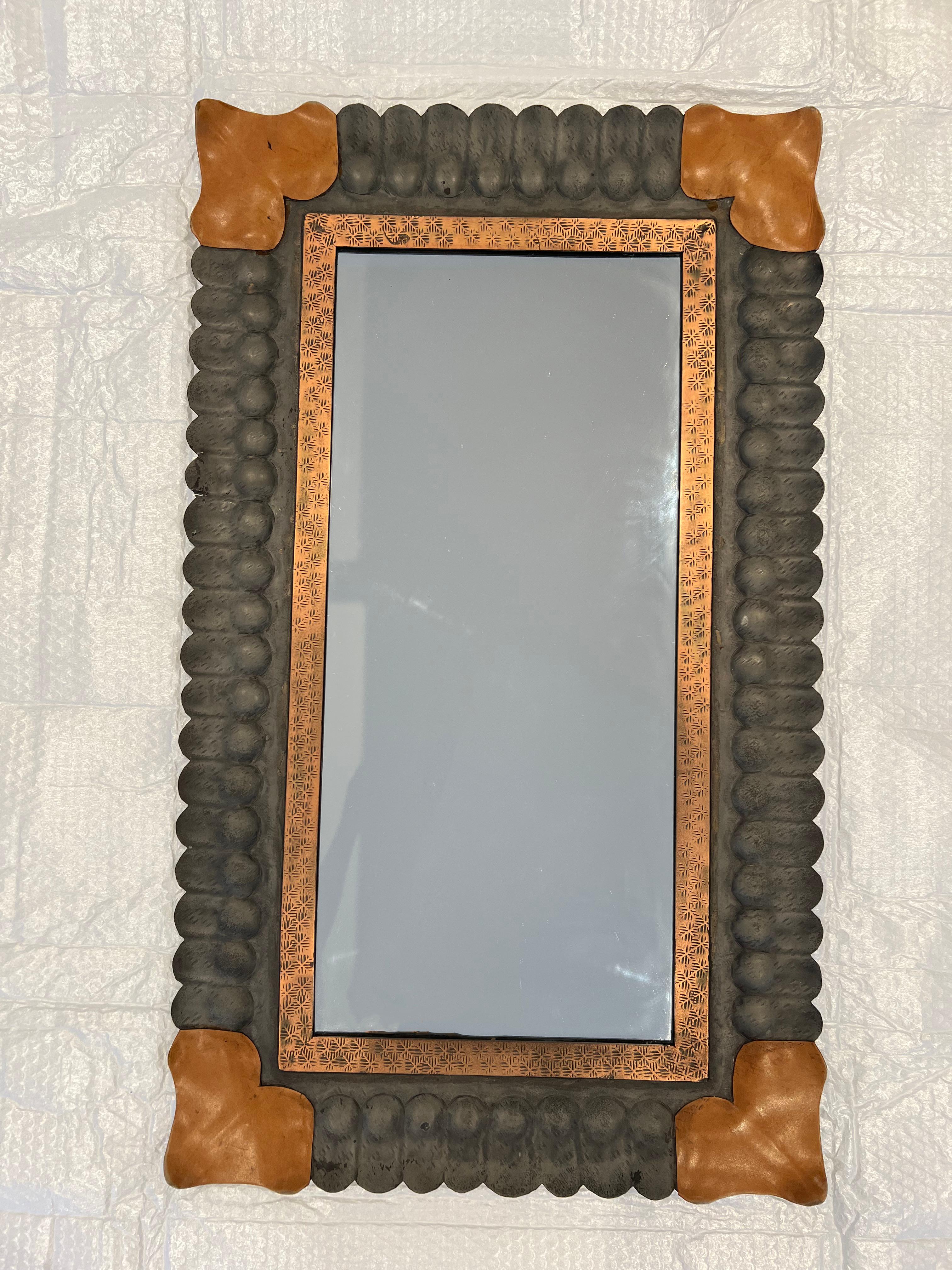 Exemple frappant de l'artisanat italien, ce miroir vintage de Lorenzo By montre son approche magistrale des matériaux et des textures. Conçue dans les années 1970, la pièce présente un cadre distinctif fabriqué en zinc, caractérisé par sa surface