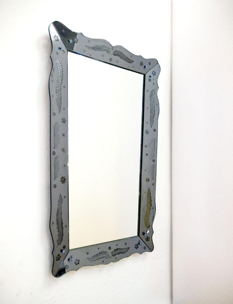 Pietro Chiesa for Fontana Arte 1950s mirror.
Frame in grey/blue moulded crystal, decorated with floral motifs engraved with sand cast.
Back in wood covered in velvet.
In excellent original condition.
