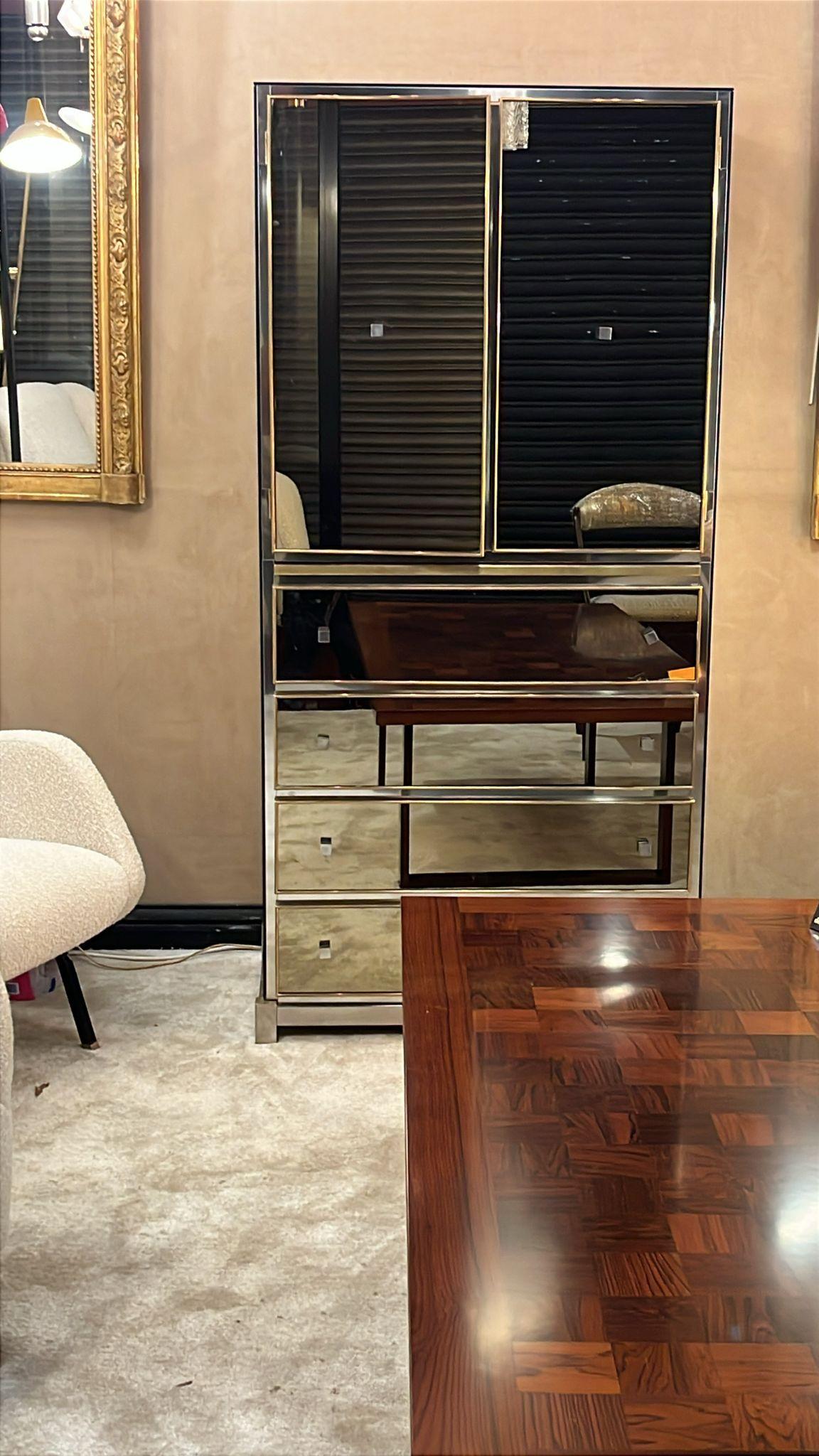 Armoire de toilette -barre de Michel Pigneres, Sandro Petti Vers 1970.
Secrétaire Bar par Michel Pigneres avec 2 portes ouvrant sur une partie pouvant servir de bar avec éclairage intérieur, une étagère au milieu, et 4 grands tiroirs.
Fabrication de