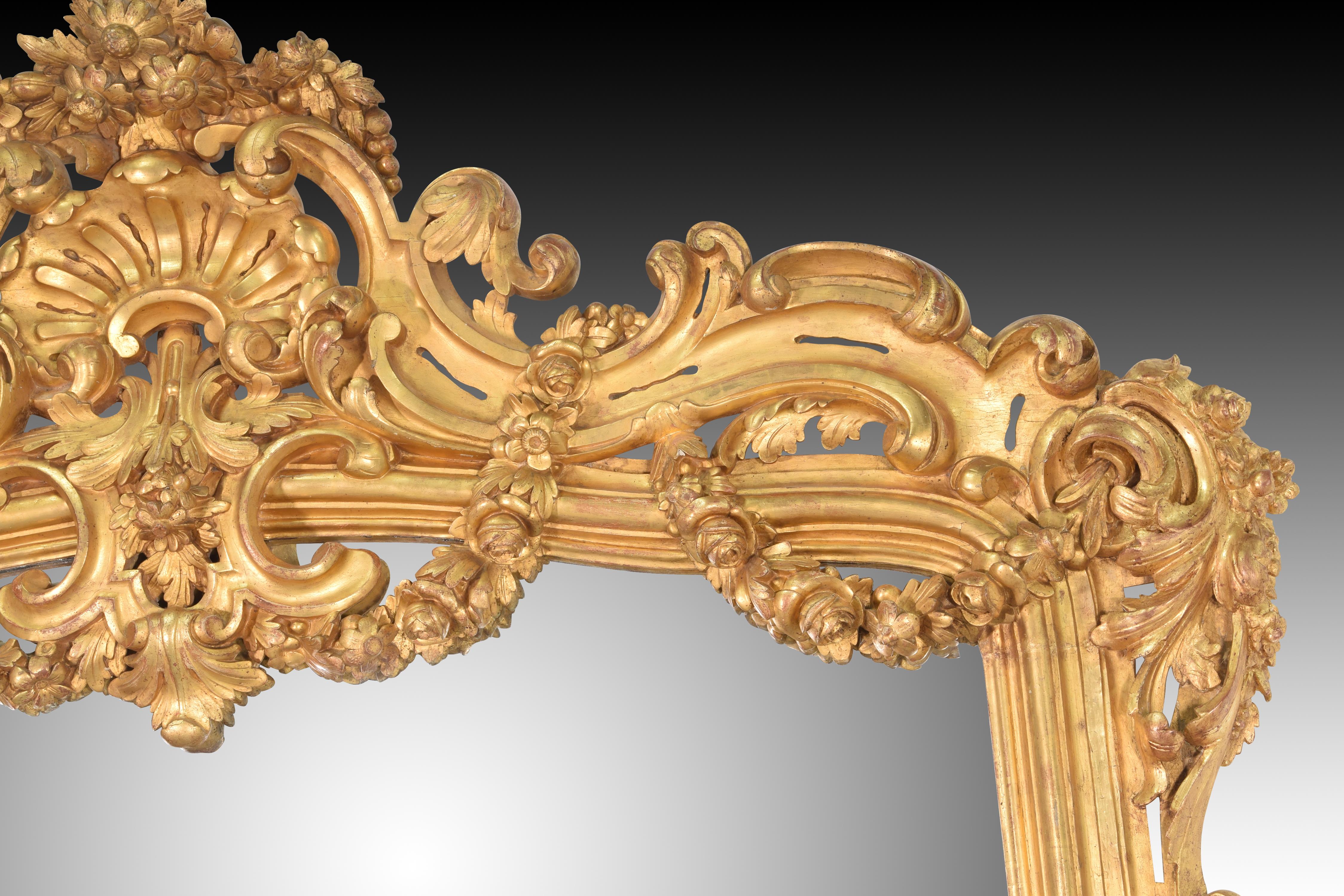 Néo-classique Miroir. Bois sculpté et doré. Espagne, 19e siècle.  en vente
