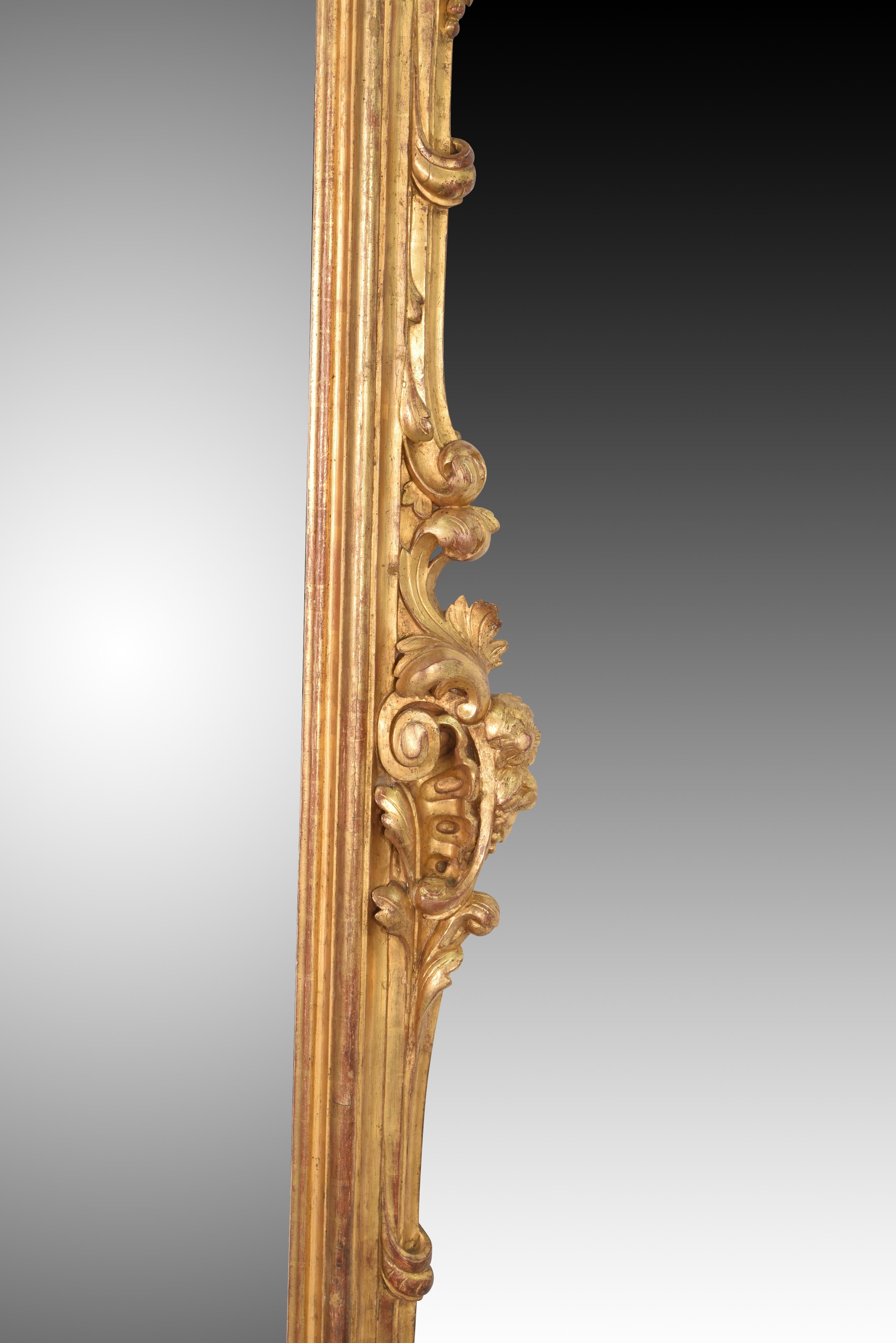 Spiegel. Geschnitztes und vergoldetes Holz. Spanien, 19. Jahrhundert.  (Europäisch) im Angebot