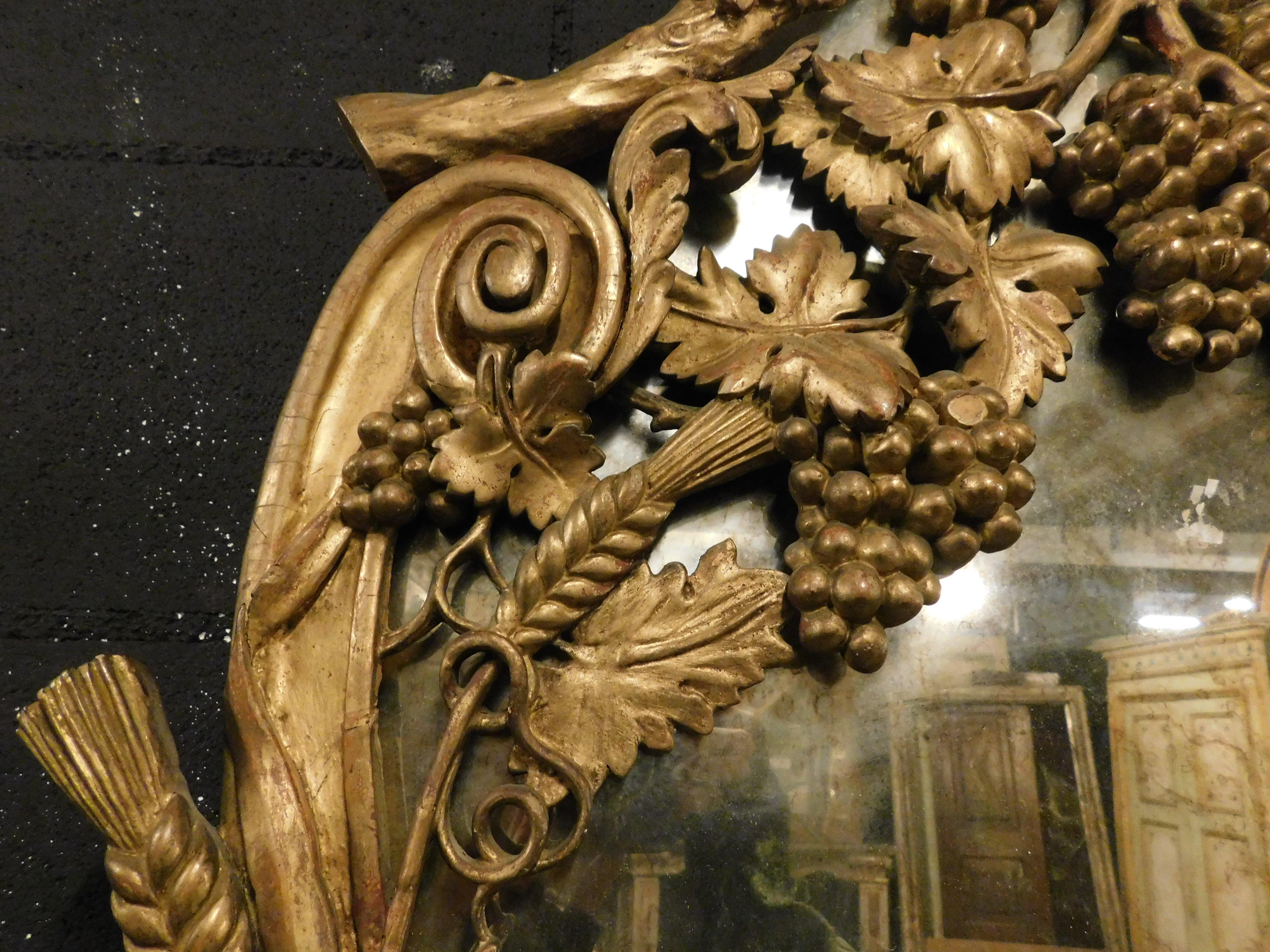Spiegel, geschnitzt mit Trauben und vergoldet, 19. Jahrhundert, Italien im Angebot 3