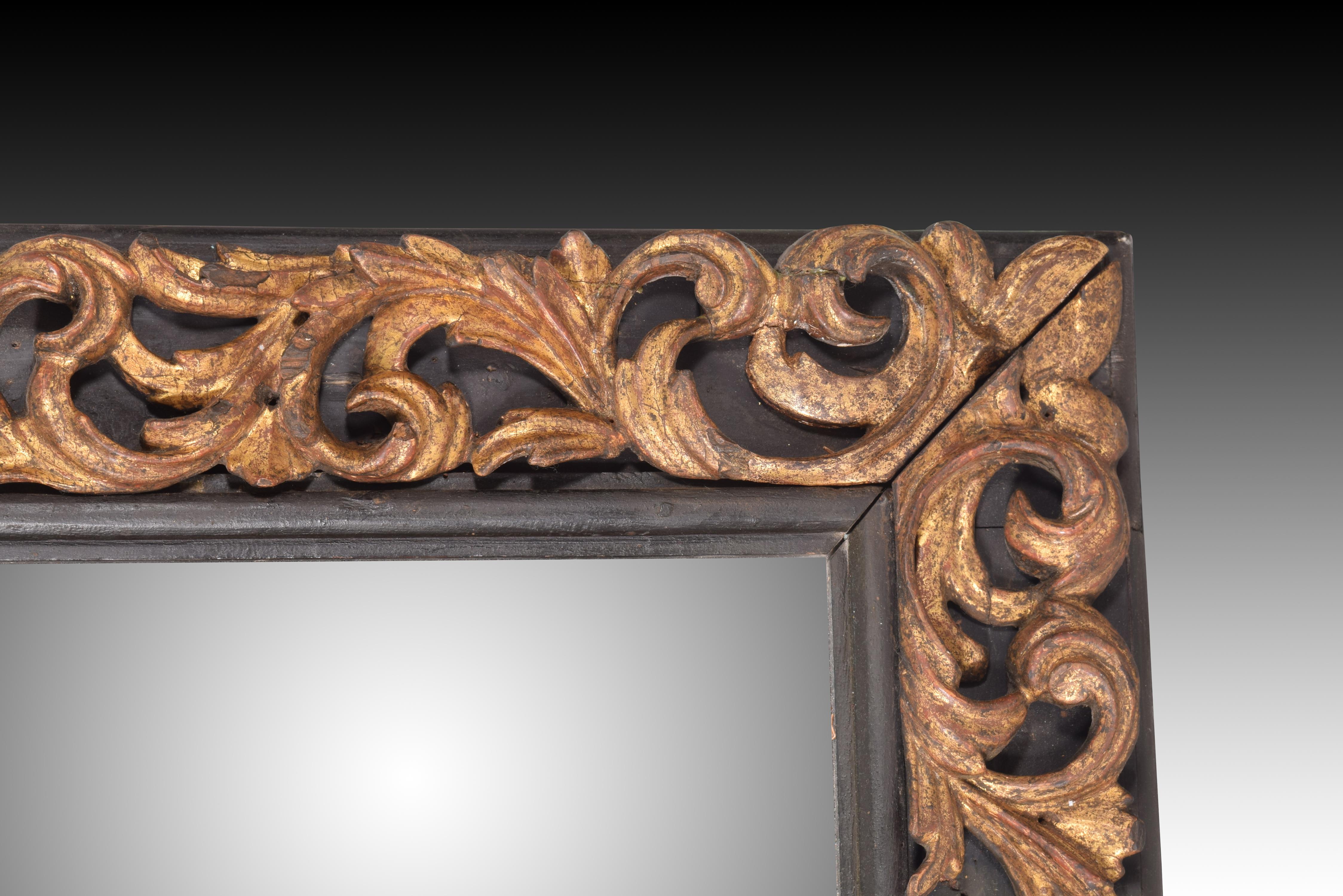 Spanish Mirror. Carved wood. 17th century.  For Sale