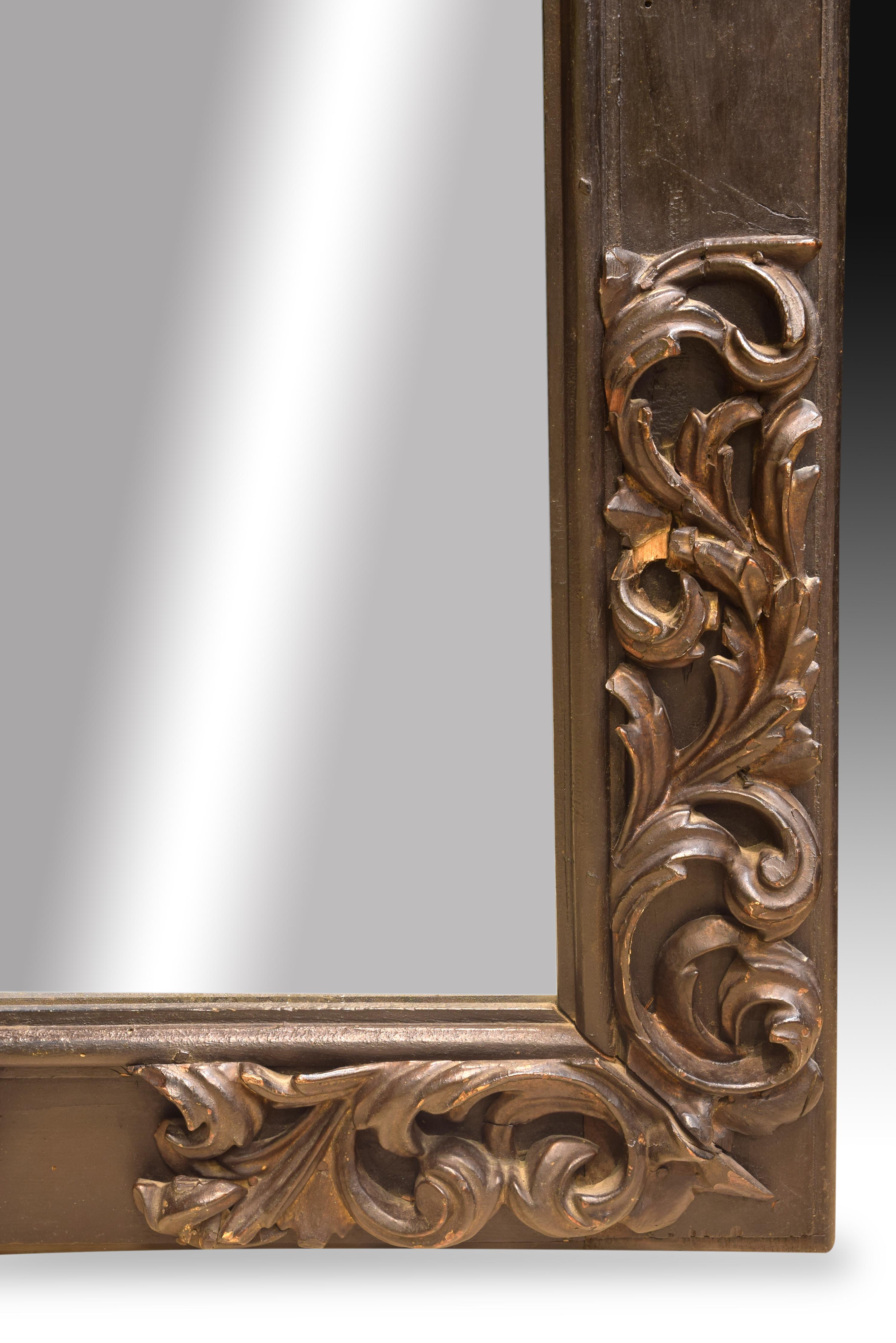 Mirror. Carved wood. 17th century.  For Sale 2