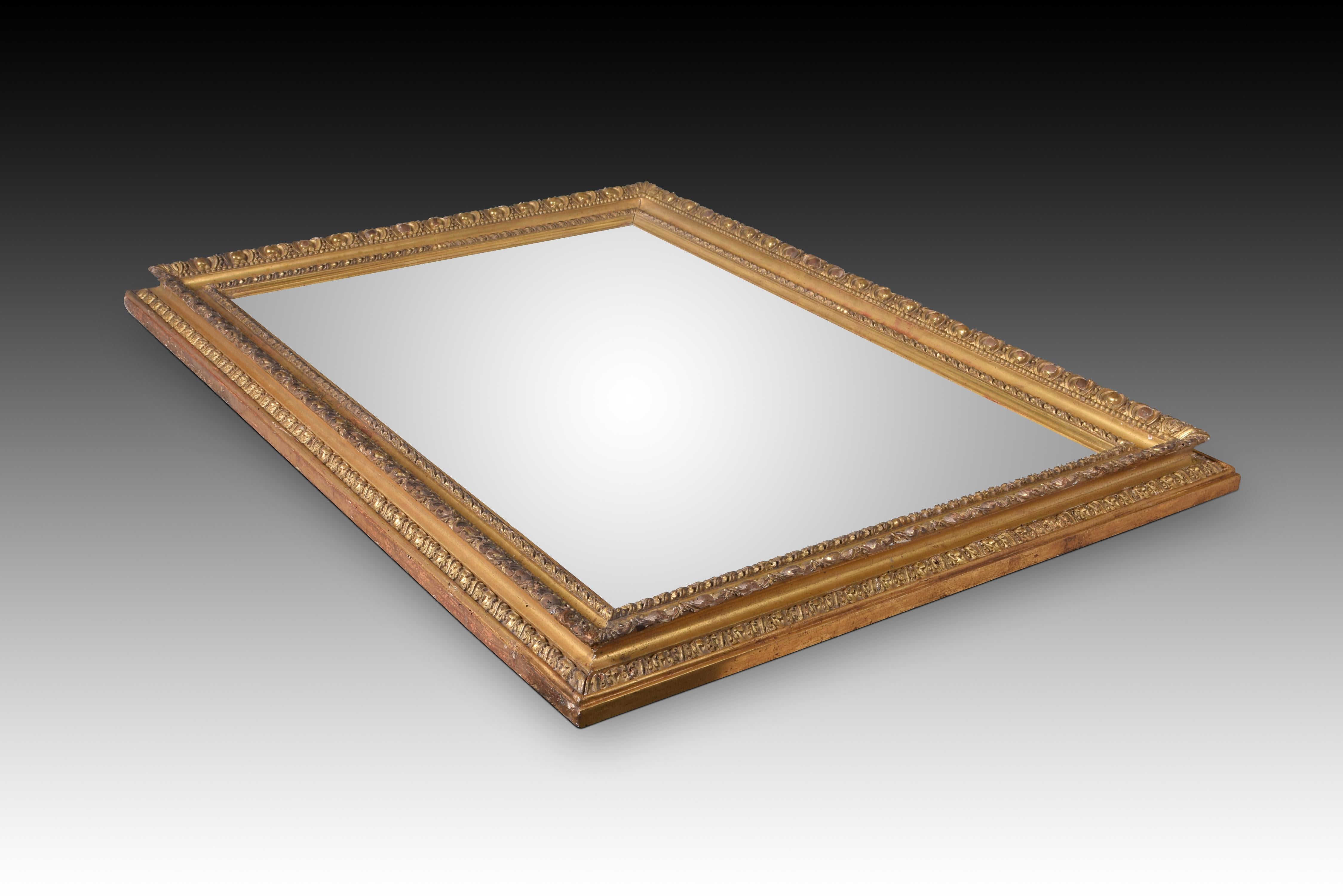 European Mirror. Carved wood. 20th century, following 19th century models.  For Sale