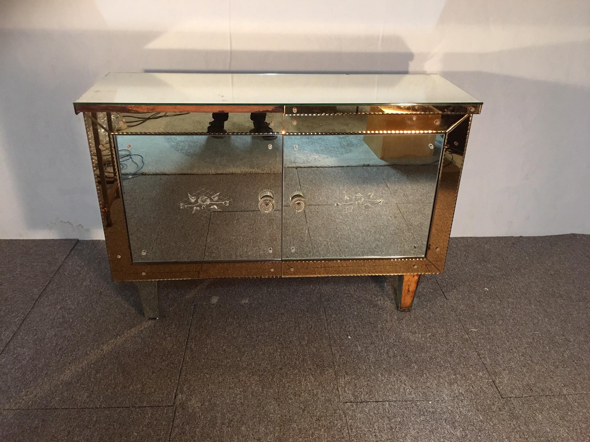 Sideboard two doors in engraved mirrors, from the 50s, French, flower decorations, there is a lack of glass plate on the front of the cabinet and on a foot, some chips. Furniture to restore.