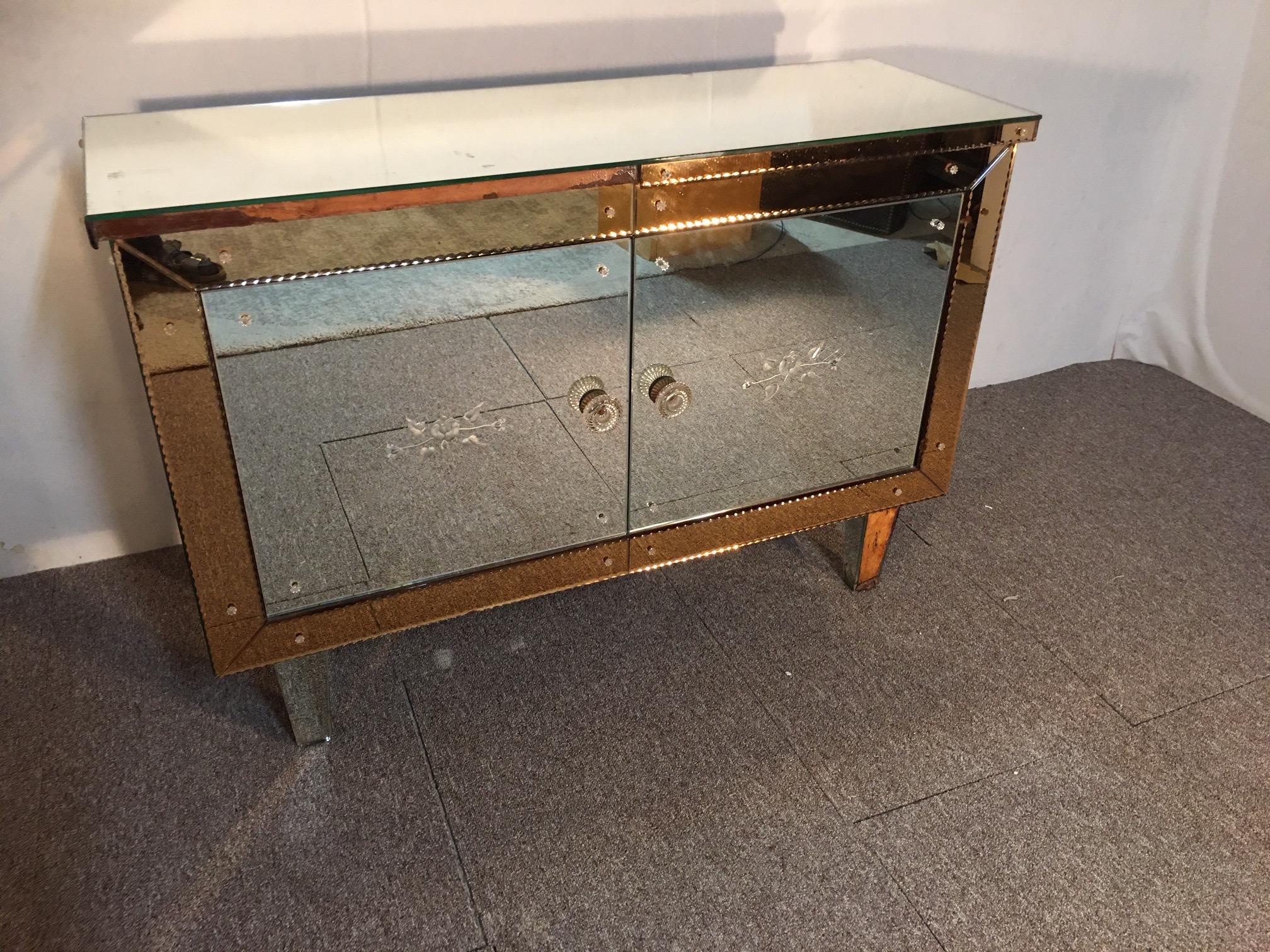 Mirror-Clad Buffet 1950s In Distressed Condition For Sale In Nice, FR