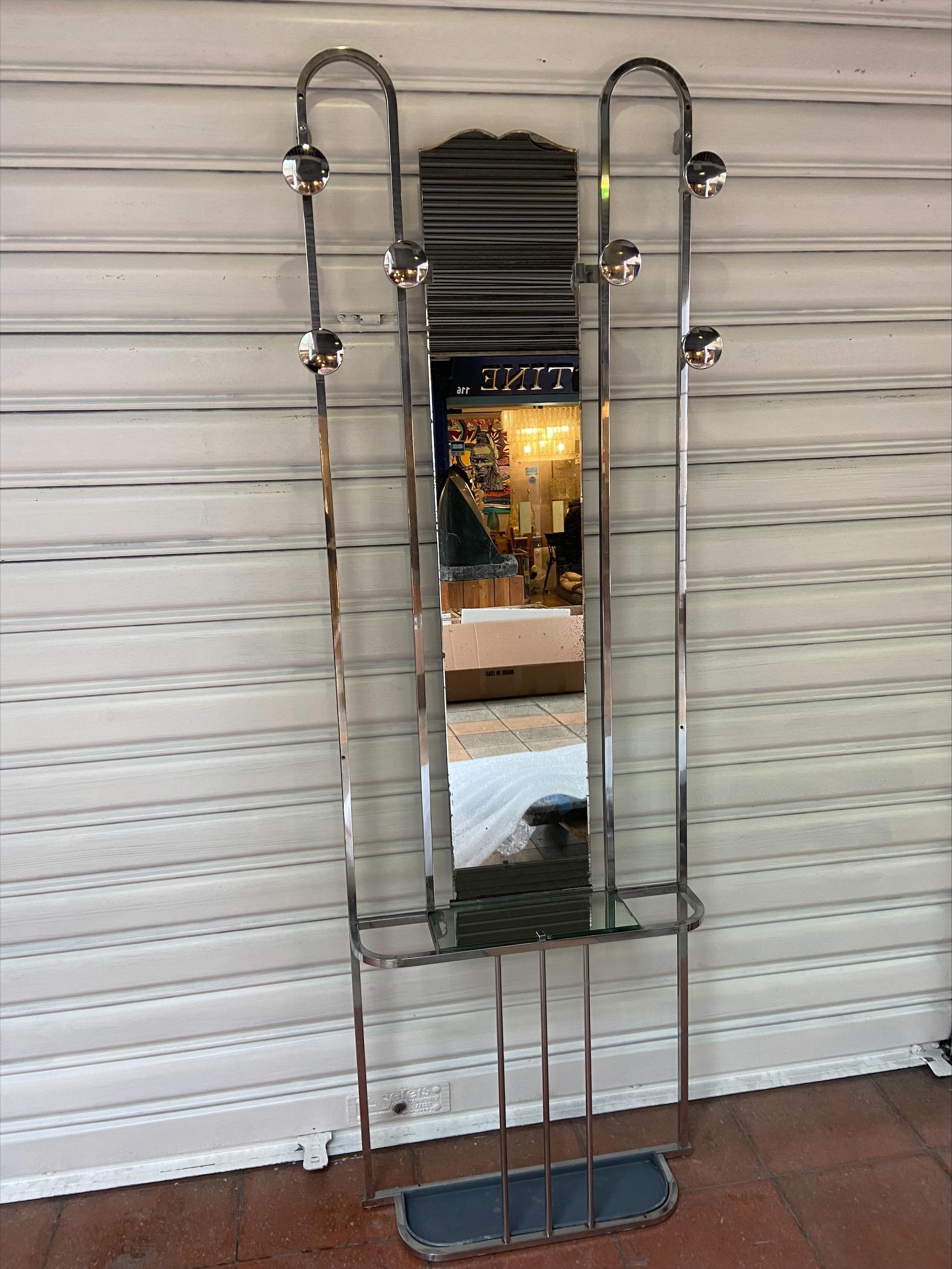 Mirror coat rack - Art Deco
Dated 1957
Chromed metal, Galvano brass and glass
W60xD15xH180cm
Made in France
Includes an umbrella holder and 6 coat racks
In good vintage condition (Note: some small chips on the glass and some rust spots on the