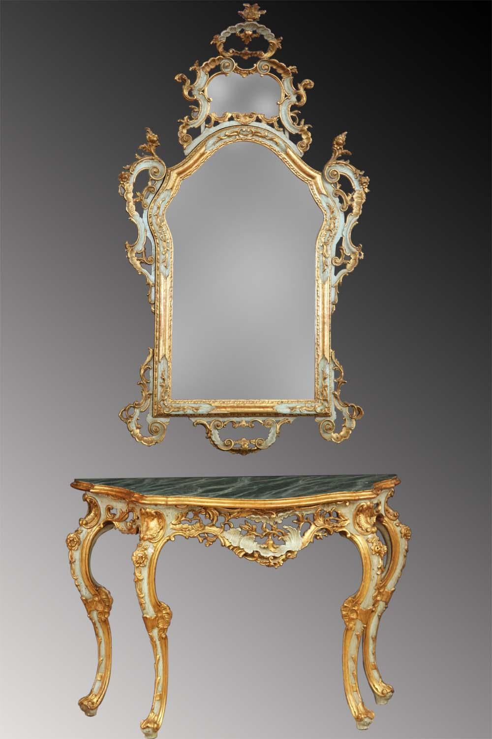 Spiegel-Konsolentisch im Stil Louis XV Rokoko, geschnitzt, lackiert und vergoldet. Venezianische Provenienz.

Zeitraum: Ende des 19. Jahrhunderts 
Obwohl es sich um eine Reproduktion aus dem 19. Jahrhundert handelt, sind die Qualität der