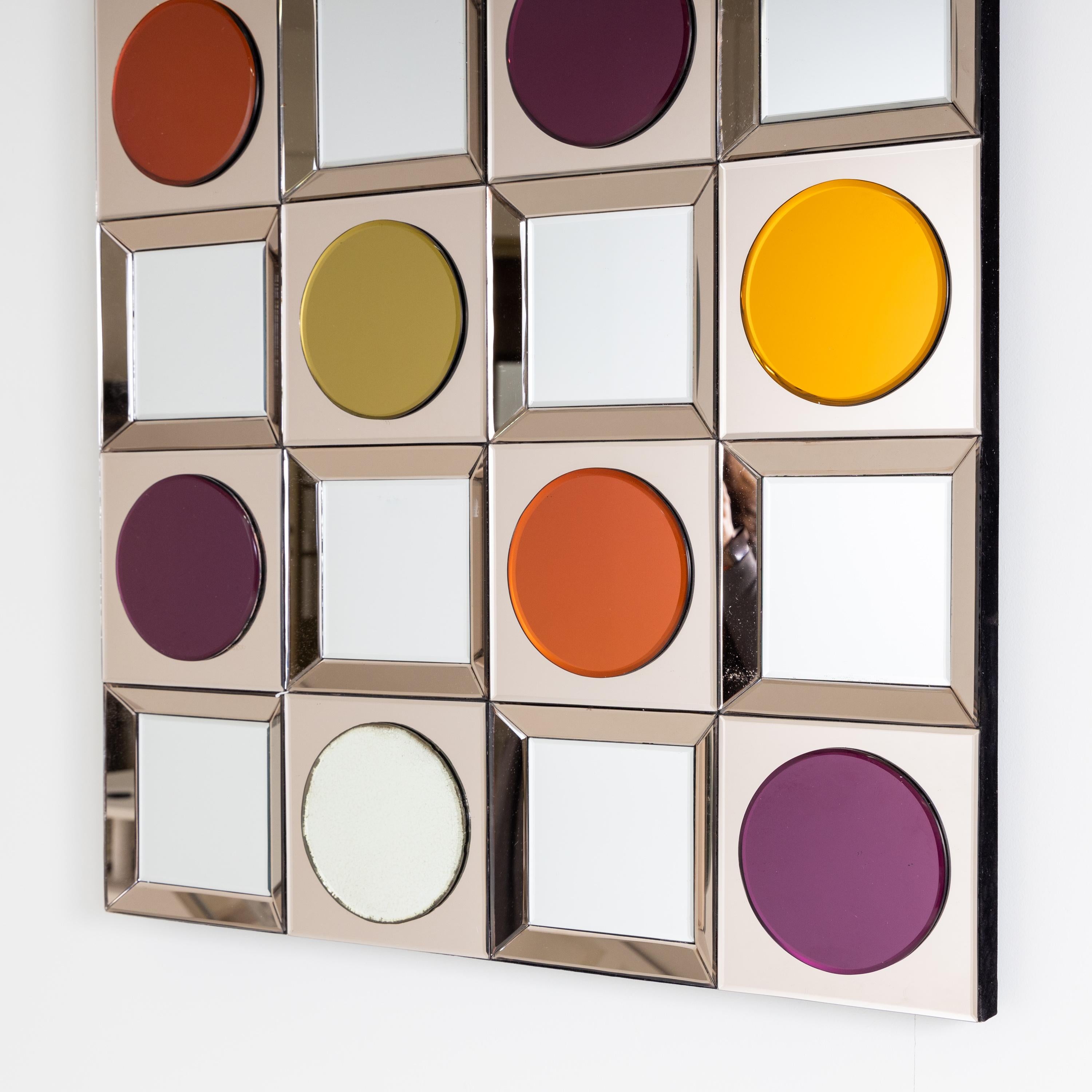 Grand miroir mural composé d'éléments en verre coloré alternés, carrés et ronds, d'Olivier de Schrijver (né en 1958). Signé et numéroté 2/24.