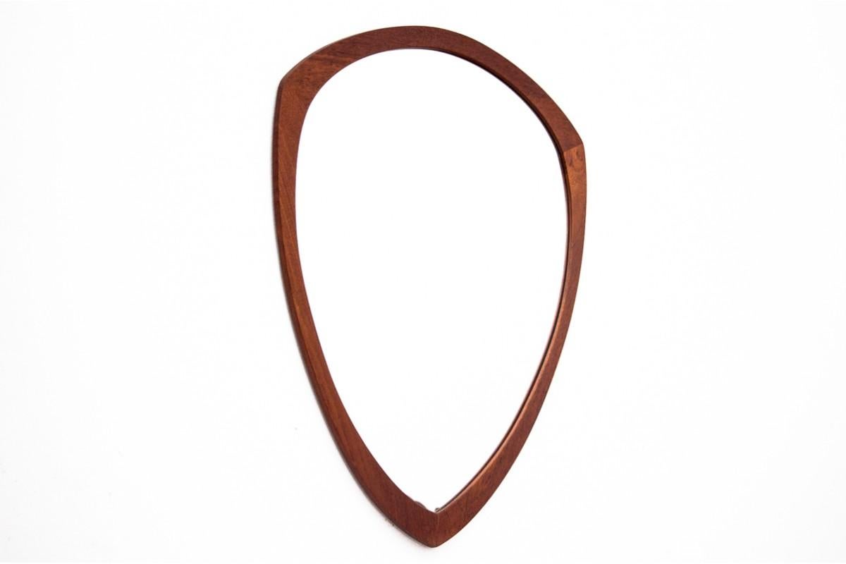 Elegante espejo danés de mediados del siglo XX.

Espejo con marco de madera en forma de triángulo de lados redondeados. Su forma sencilla y minimalista quedará muy bien en interiores contemporáneos.

Muy buen estado.

Dimensiones: altura 68 cm,
