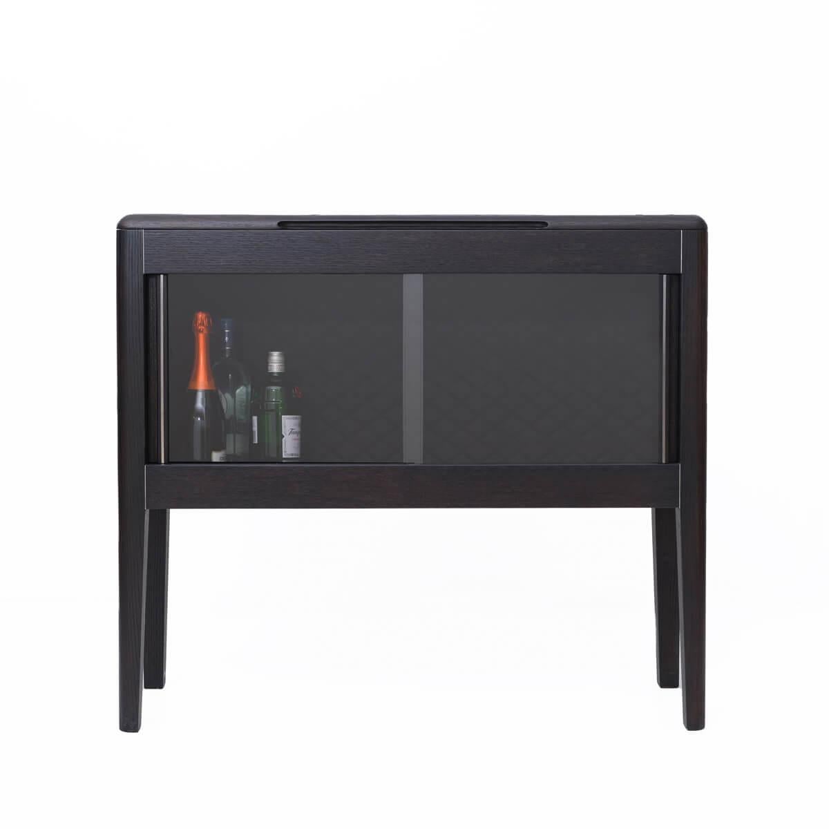 Il mobile da vino minimalista Wood & Chrome-Detail è progettato con l'eleganza del legno di quercia naturale e la perfetta armonia dei dettagli moderni. Con dimensioni di 110x35x95 cm, offre una soluzione ideale per esporre la tua collezione di