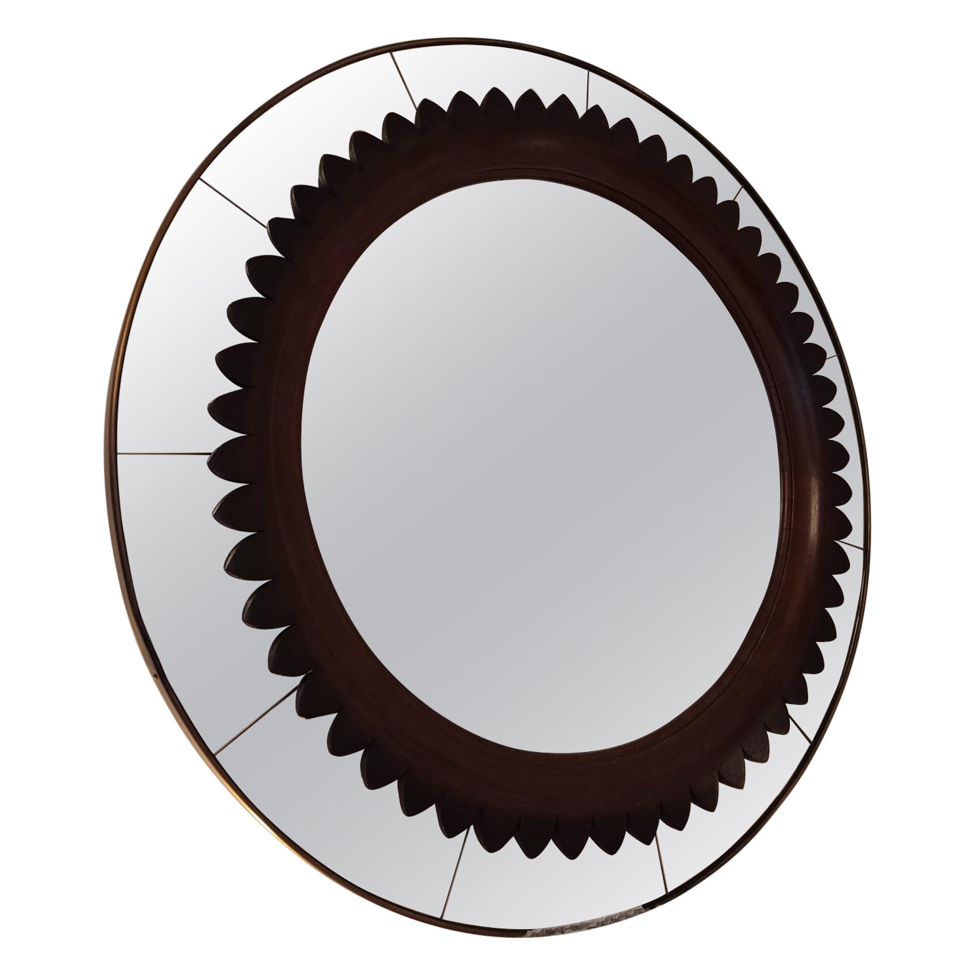Magnificent Italian wall mirror designed in the 60s by Fratelli Marelli. This mirror has the particularity of having a double frame, the outermost is made of brass. The second has wonderful details, including the scalloped walnut interior circular