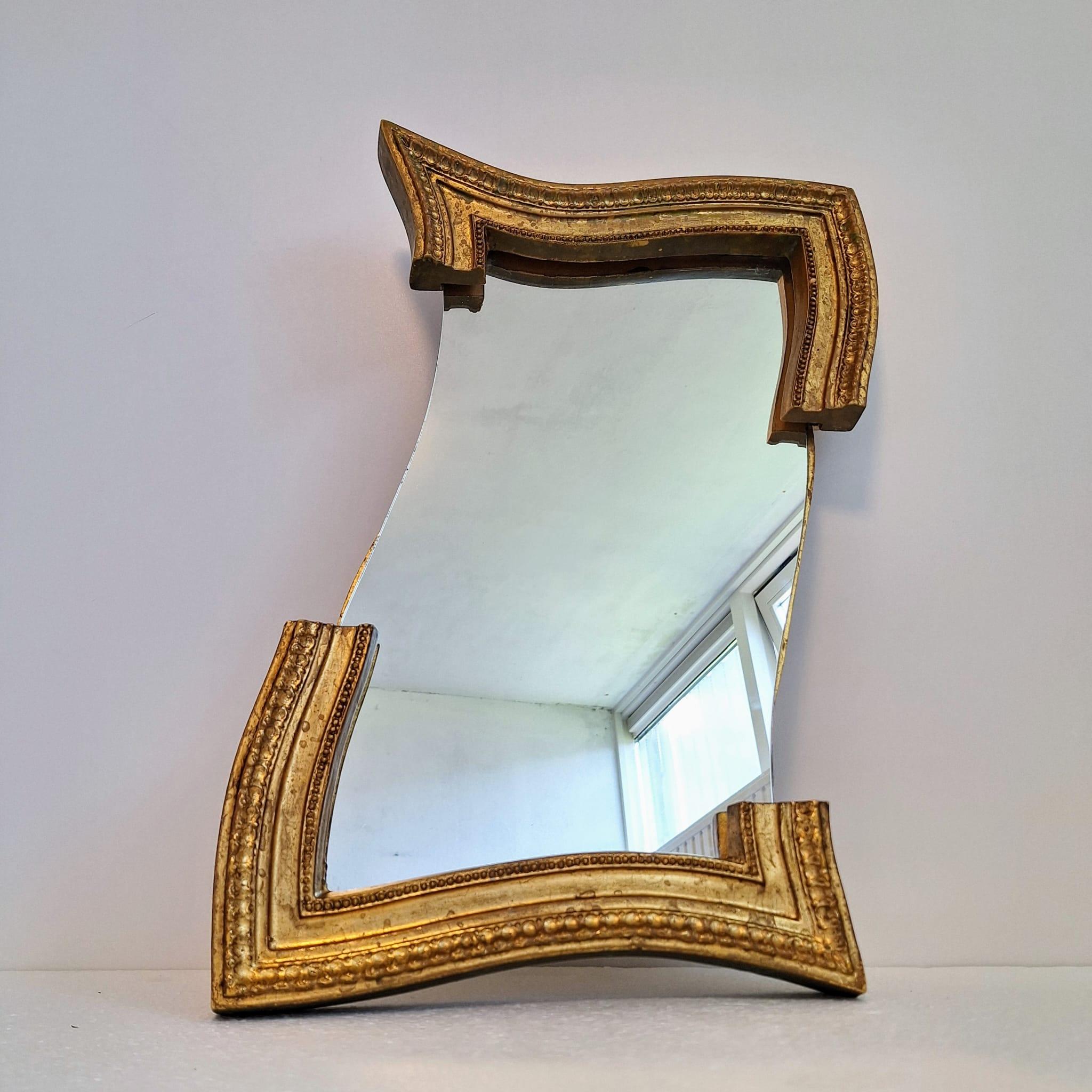 Magnifique et rare miroir de l'époque néo-baroque. Un design exceptionnel, en avance sur son temps.
