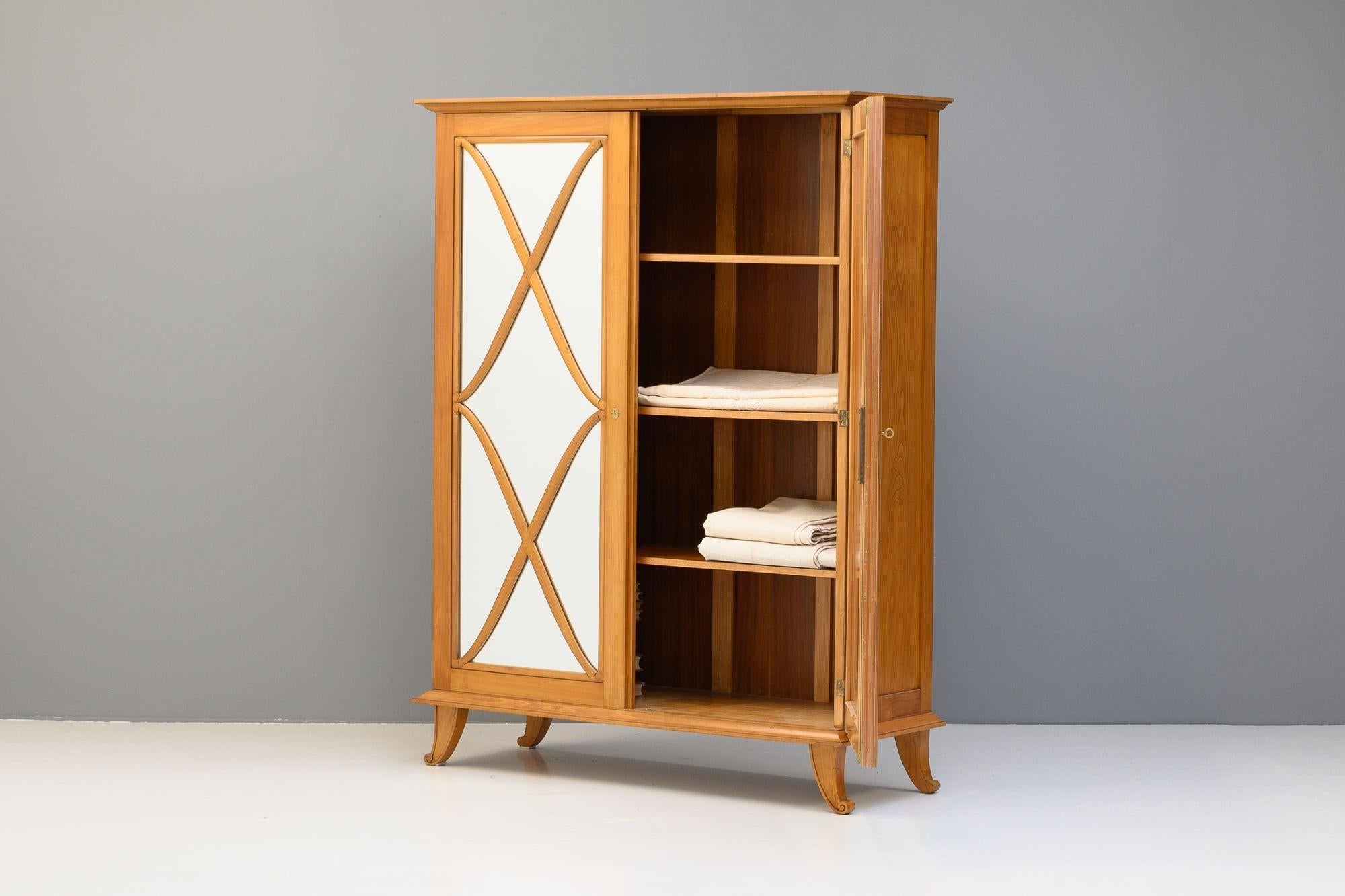 Zweitüriger Spiegelschrank aus Kirschholz.

Frankreich um 1950.

H 177cm x B 136cm x T 50cm